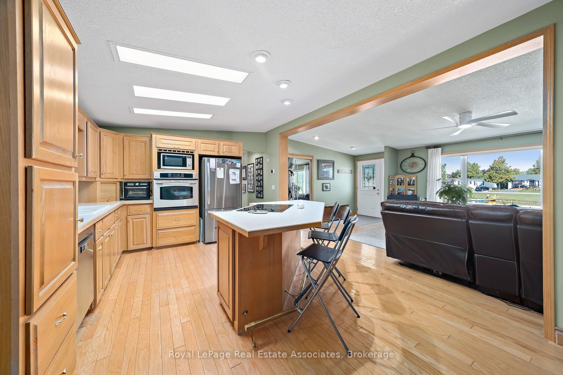 Photo 16 of 48 Lakeshore Drive, Puslinch, Rural Puslinch East — HOMEH