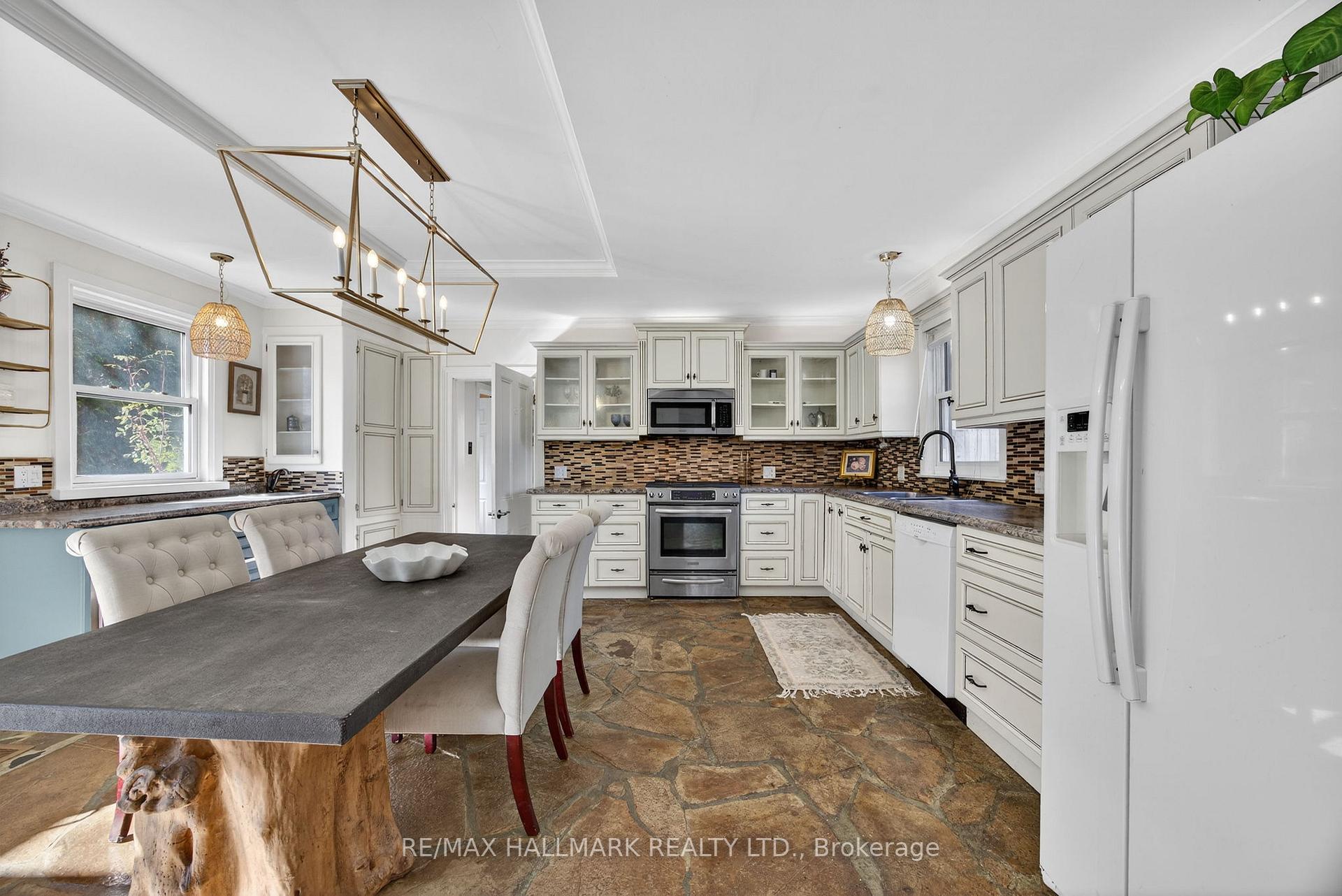 Photo 5 of 84 Wellington Street E, Barrie, Wellington — HOMEH