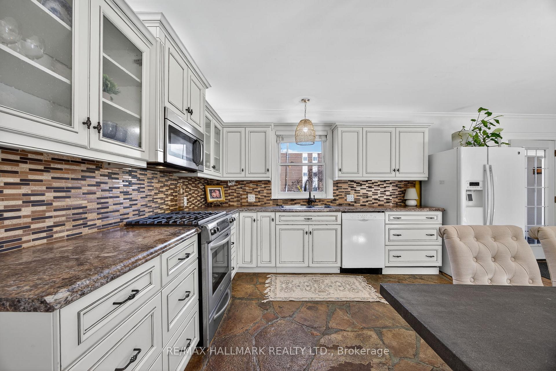 Photo 6 of 84 Wellington Street E, Barrie, Wellington — HOMEH