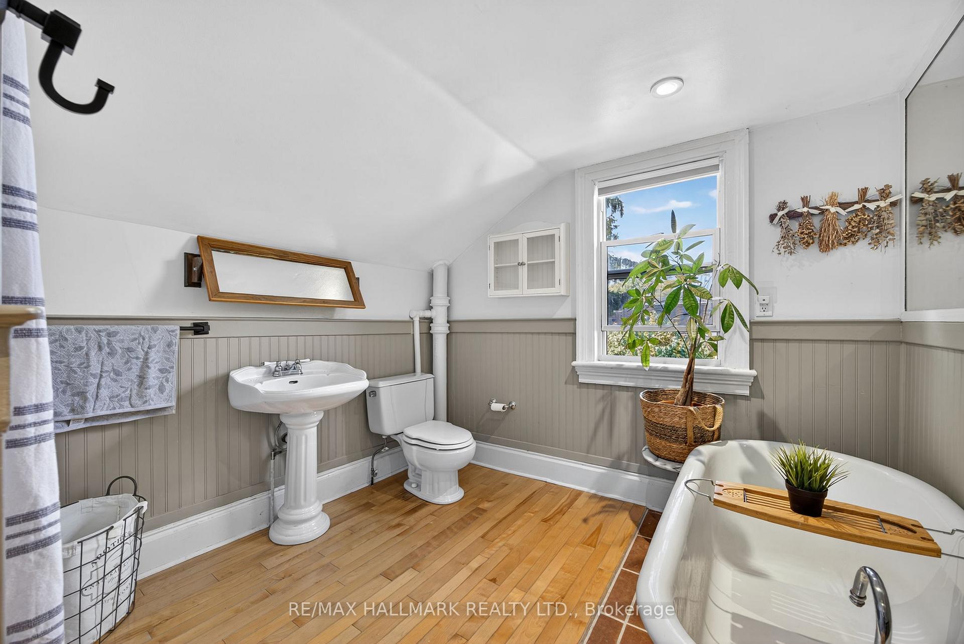 Photo 13 of 84 Wellington Street E, Barrie, Wellington — HOMEH