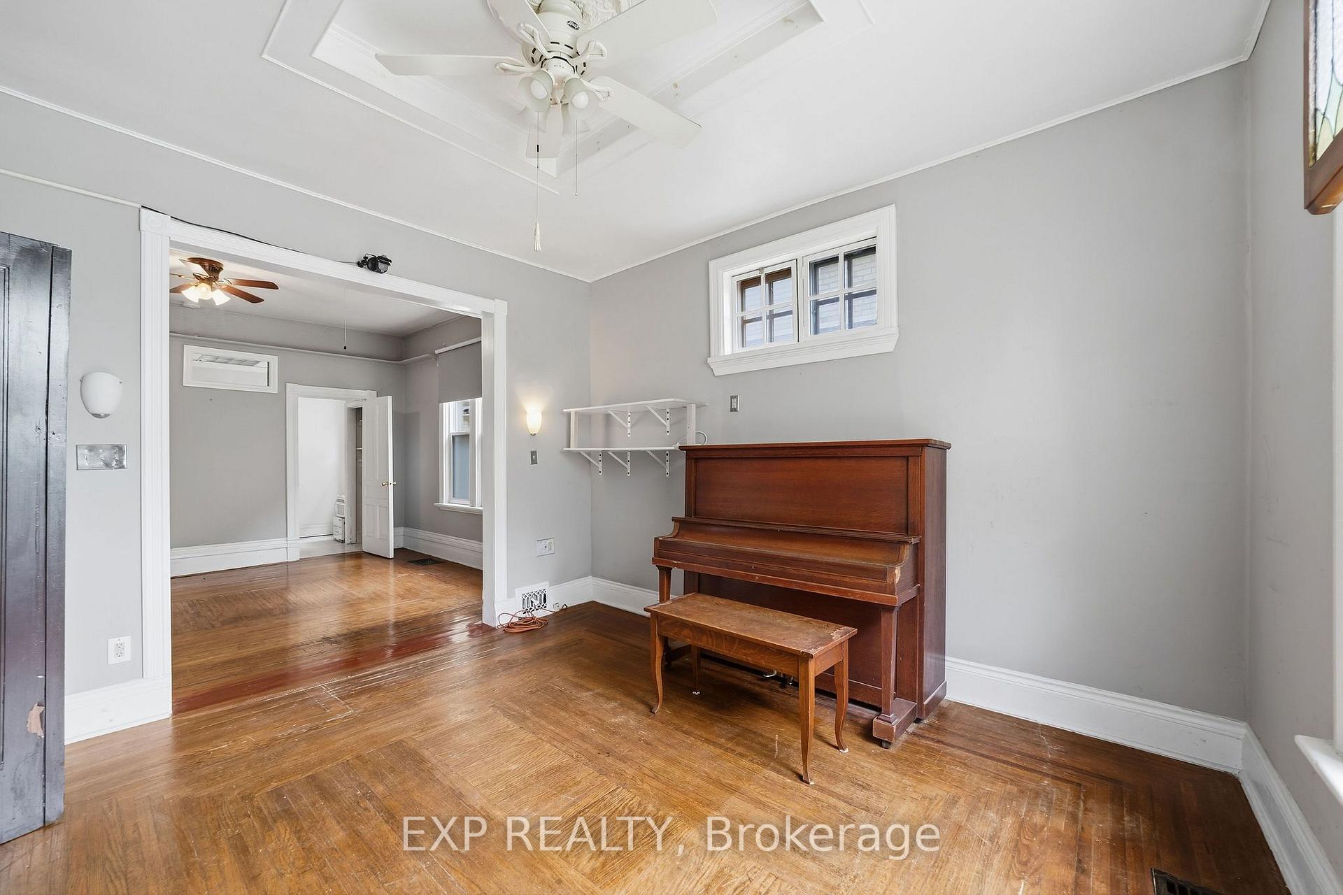 Photo 2 of 30 Springbank Drive, London, South E — HOMEH