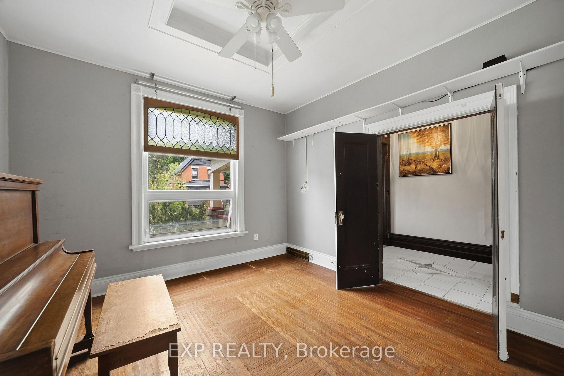 Photo 6 of 30 Springbank Drive, London, South E — HOMEH