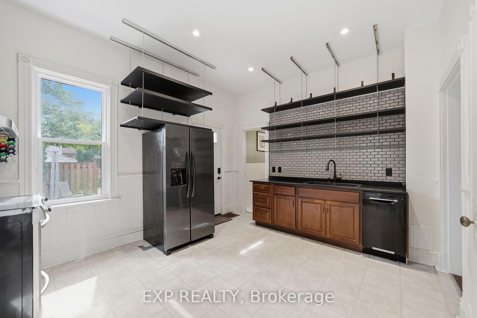 Photo 10 of 30 Springbank Drive, London, South E — HOMEH