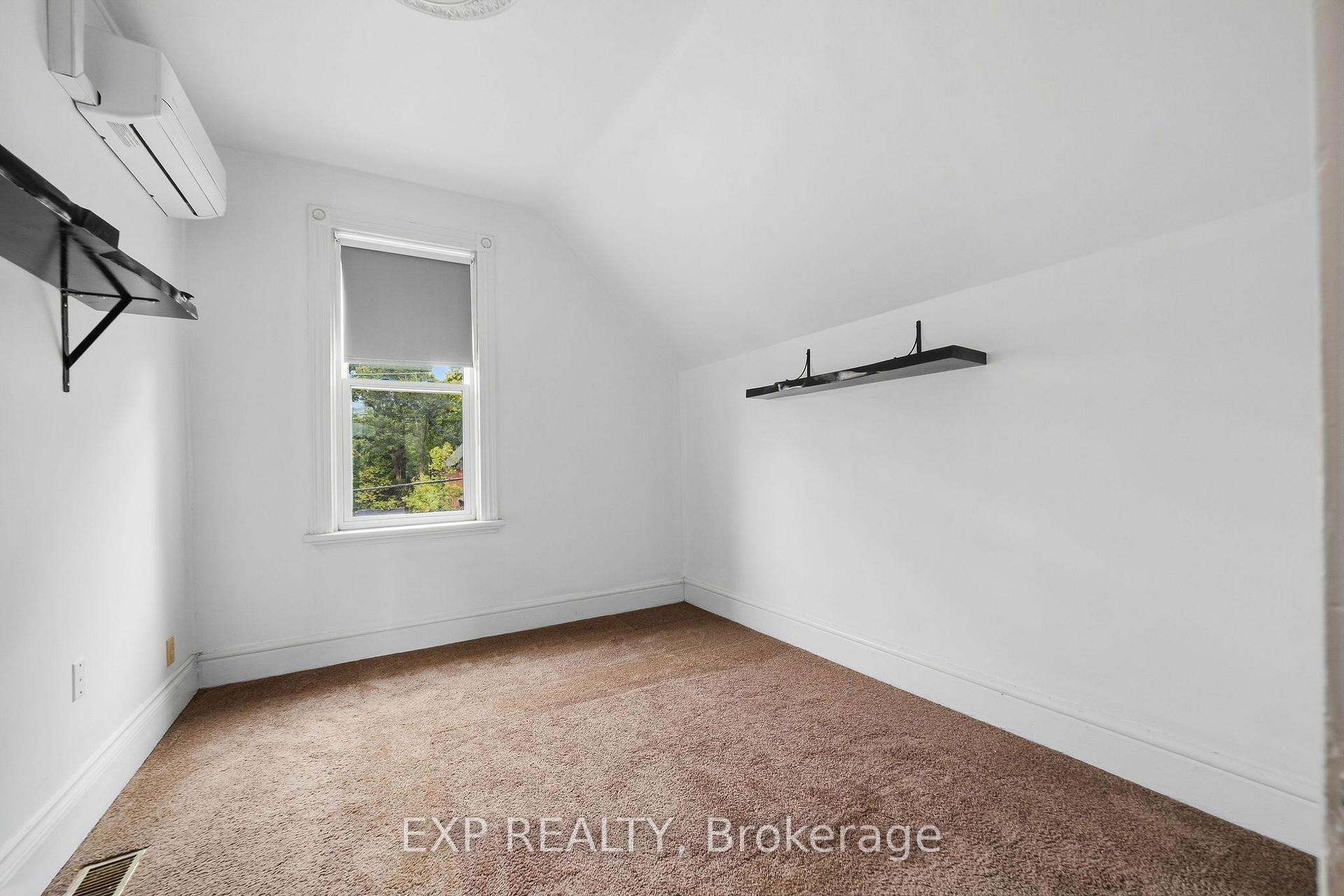 Photo 14 of 30 Springbank Drive, London, South E — HOMEH