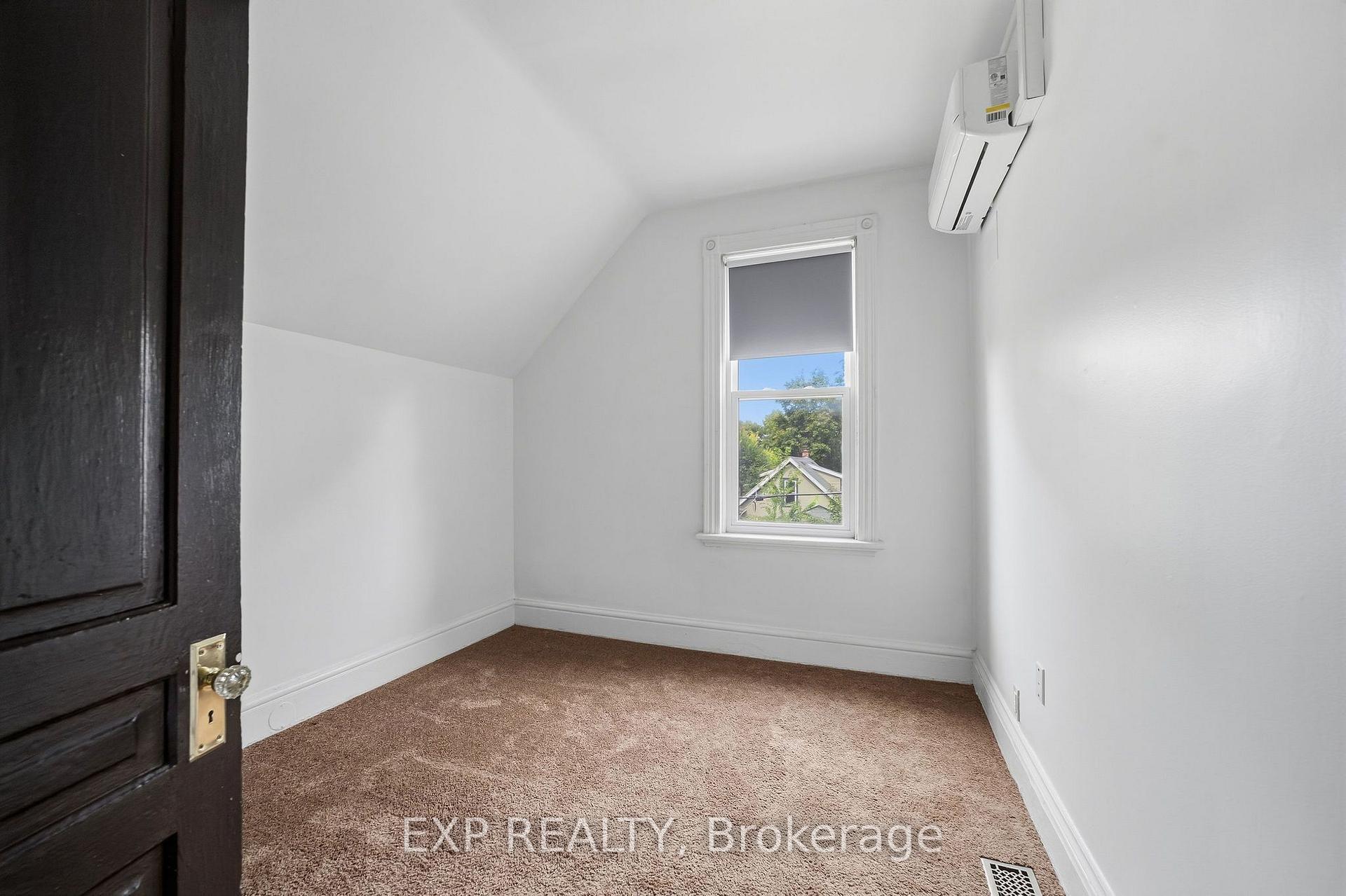 Photo 17 of 30 Springbank Drive, London, South E — HOMEH