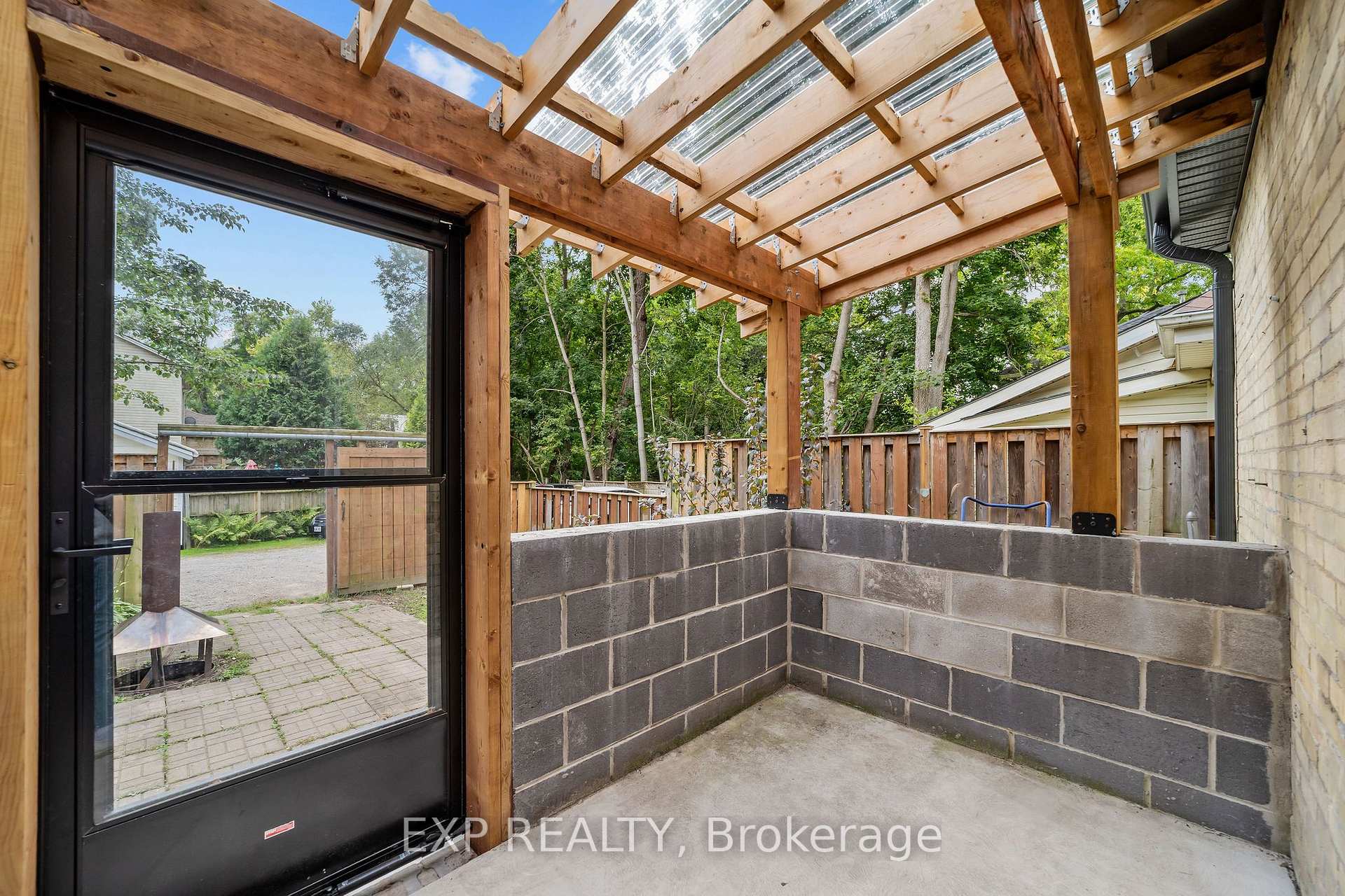Photo 18 of 30 Springbank Drive, London, South E — HOMEH