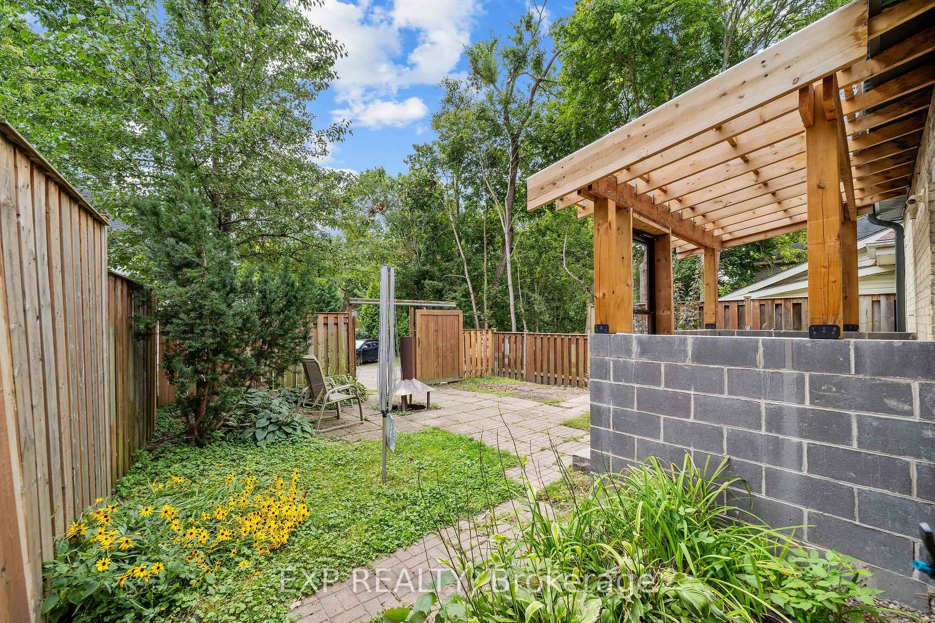 Photo 20 of 30 Springbank Drive, London, South E — HOMEH