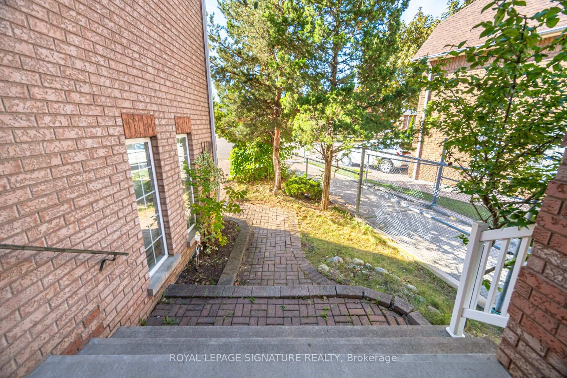 Photo 4 of 306 Cossack Court, Mississauga, Fairview — HOMEH