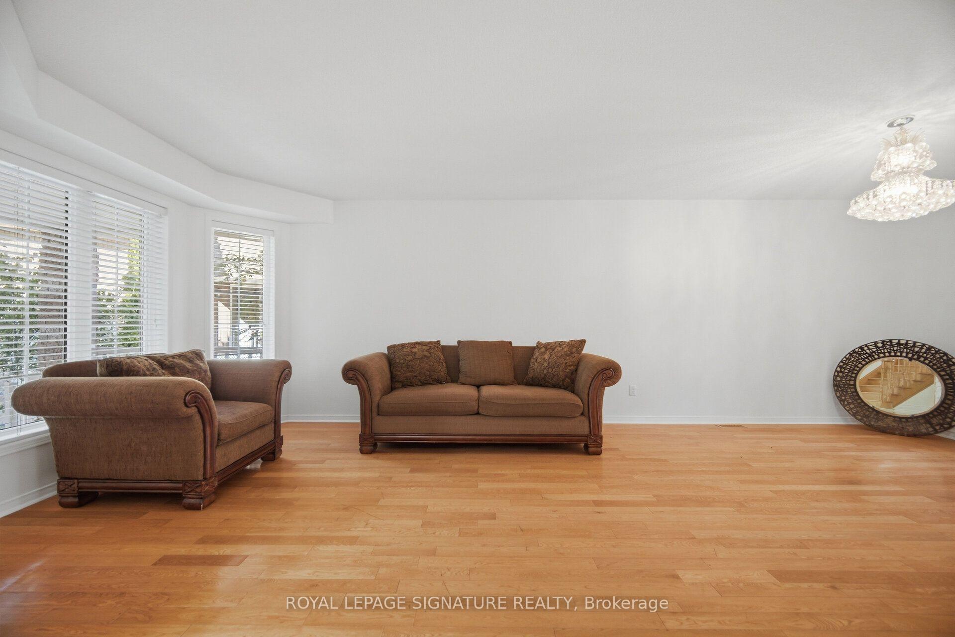 Photo 8 of 306 Cossack Court, Mississauga, Fairview — HOMEH