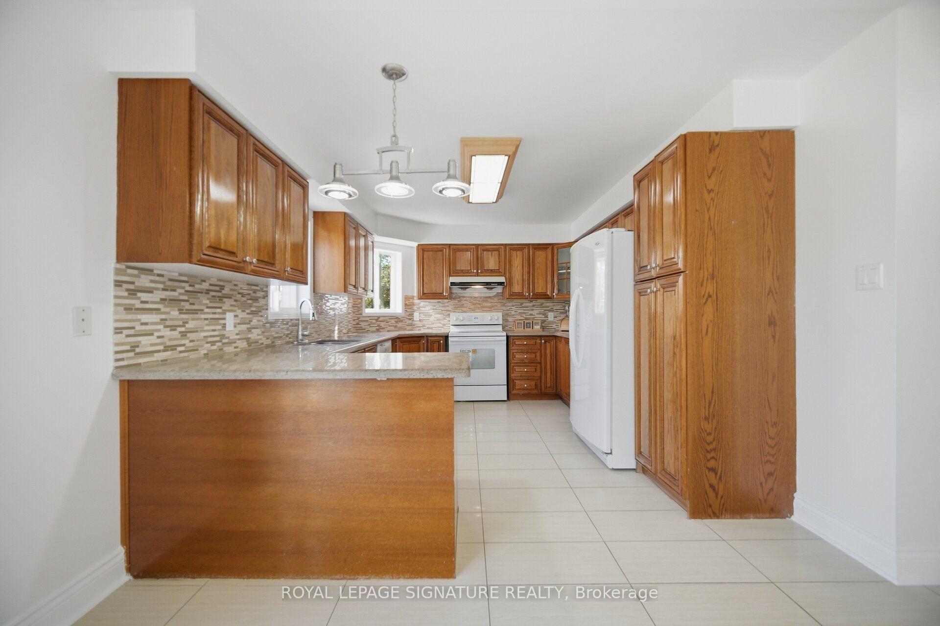 Photo 12 of 306 Cossack Court, Mississauga, Fairview — HOMEH