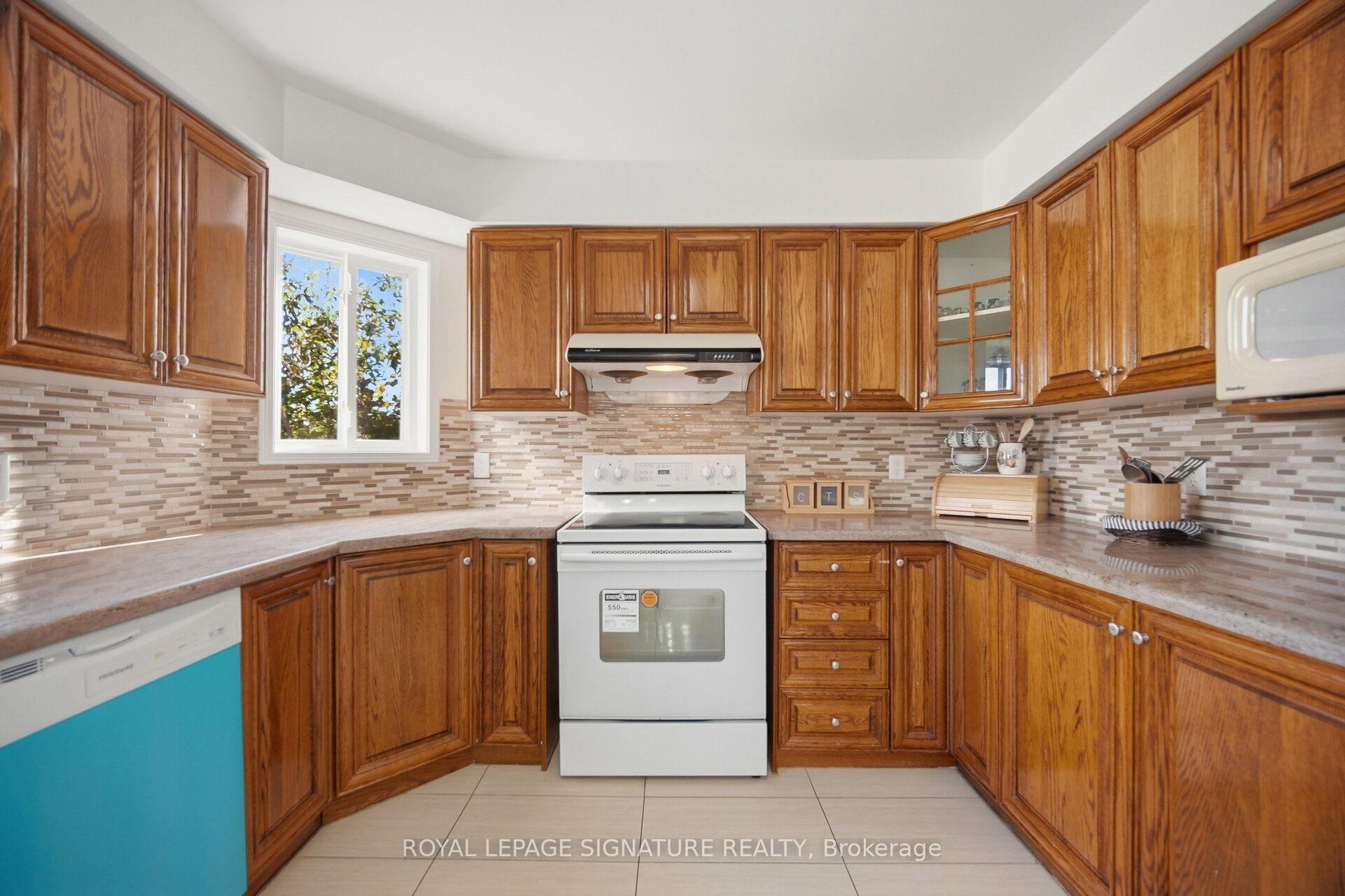 Photo 13 of 306 Cossack Court, Mississauga, Fairview — HOMEH