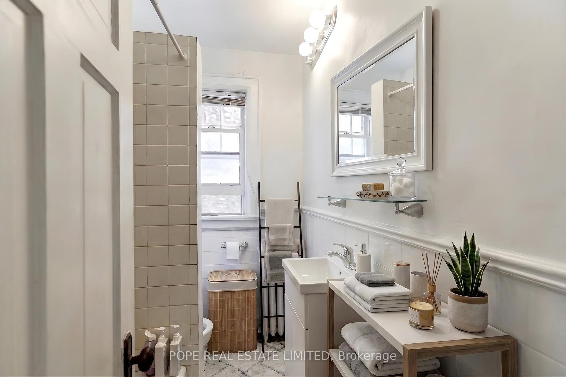 Photo 11 of 18 Edgewood Avenue, Toronto, Woodbine Corridor — HOMEH