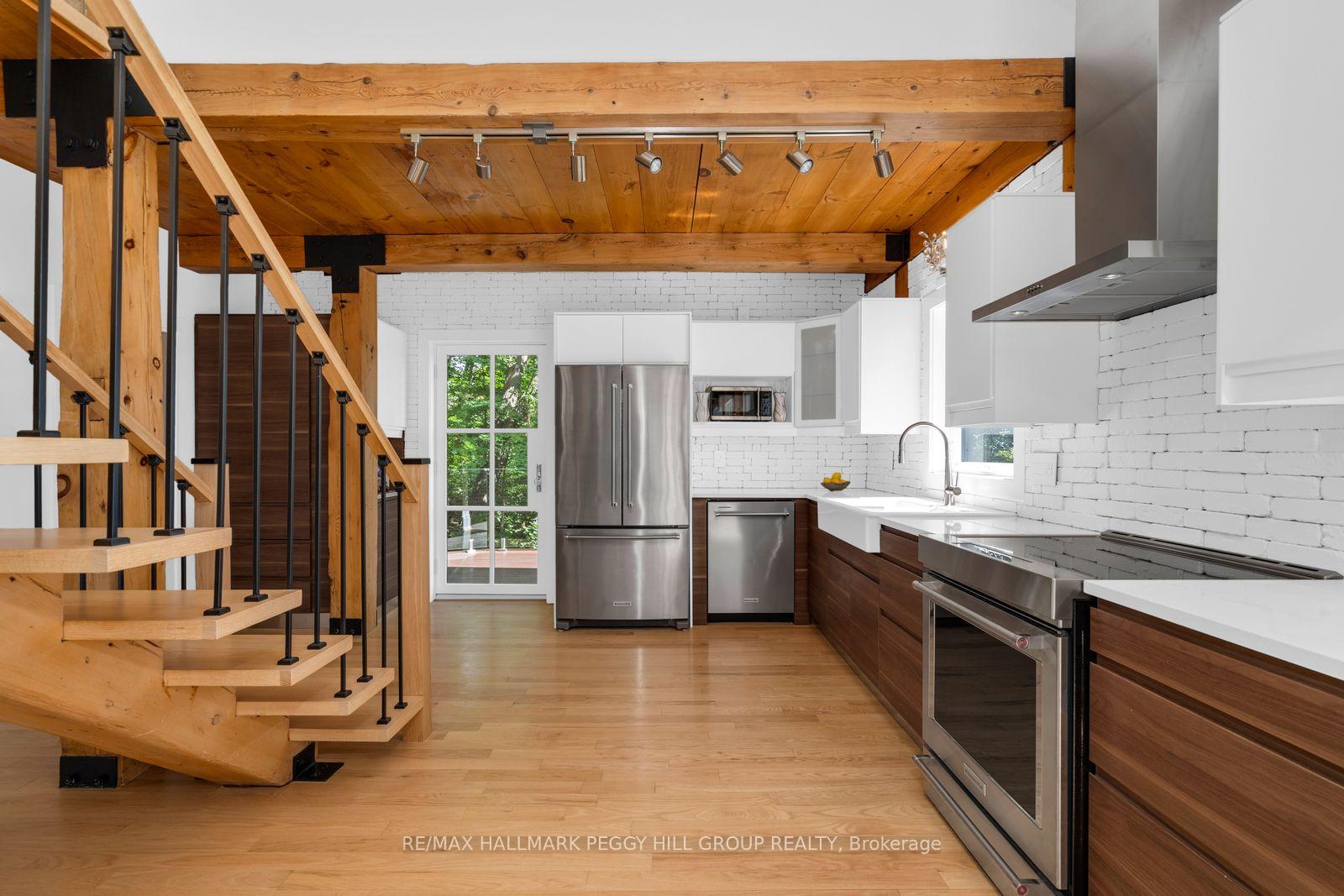 Photo 4 of 11 Crestwood Drive, Barrie, North Shore — HOMEH