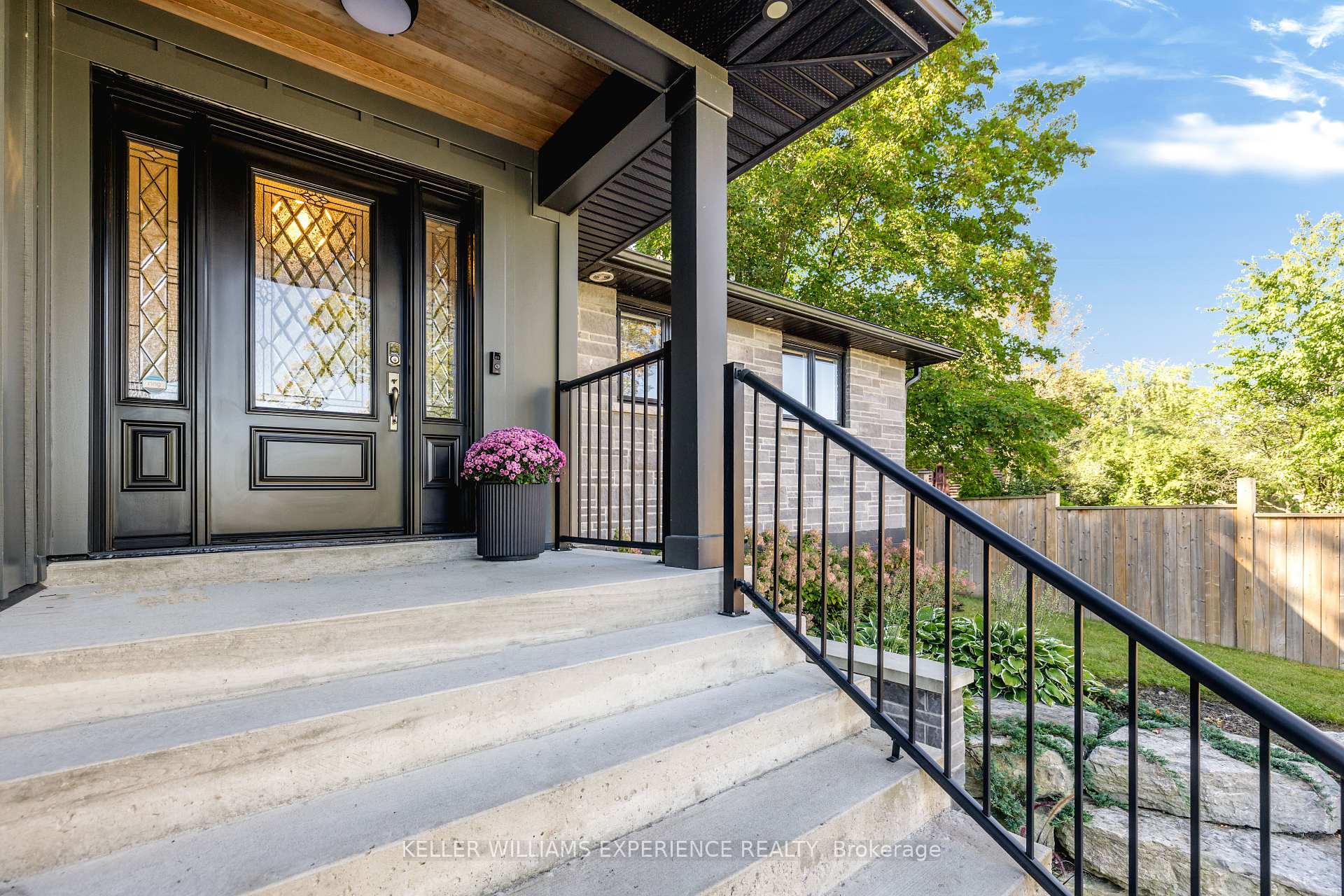 Photo 3 of 41 Little Lake Drive, Barrie, Little Lake — HOMEH