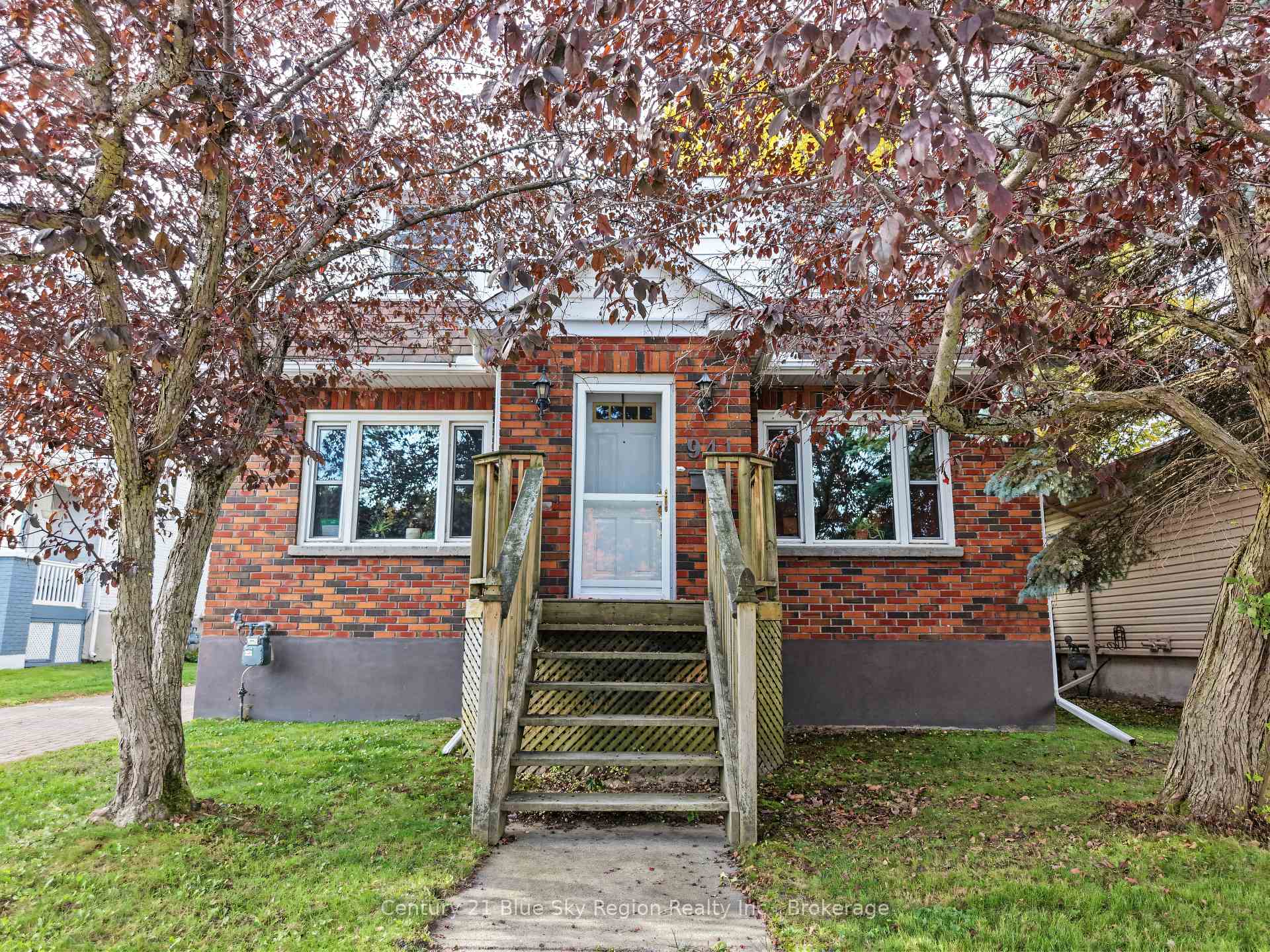 Photo of 941 Main Street W
