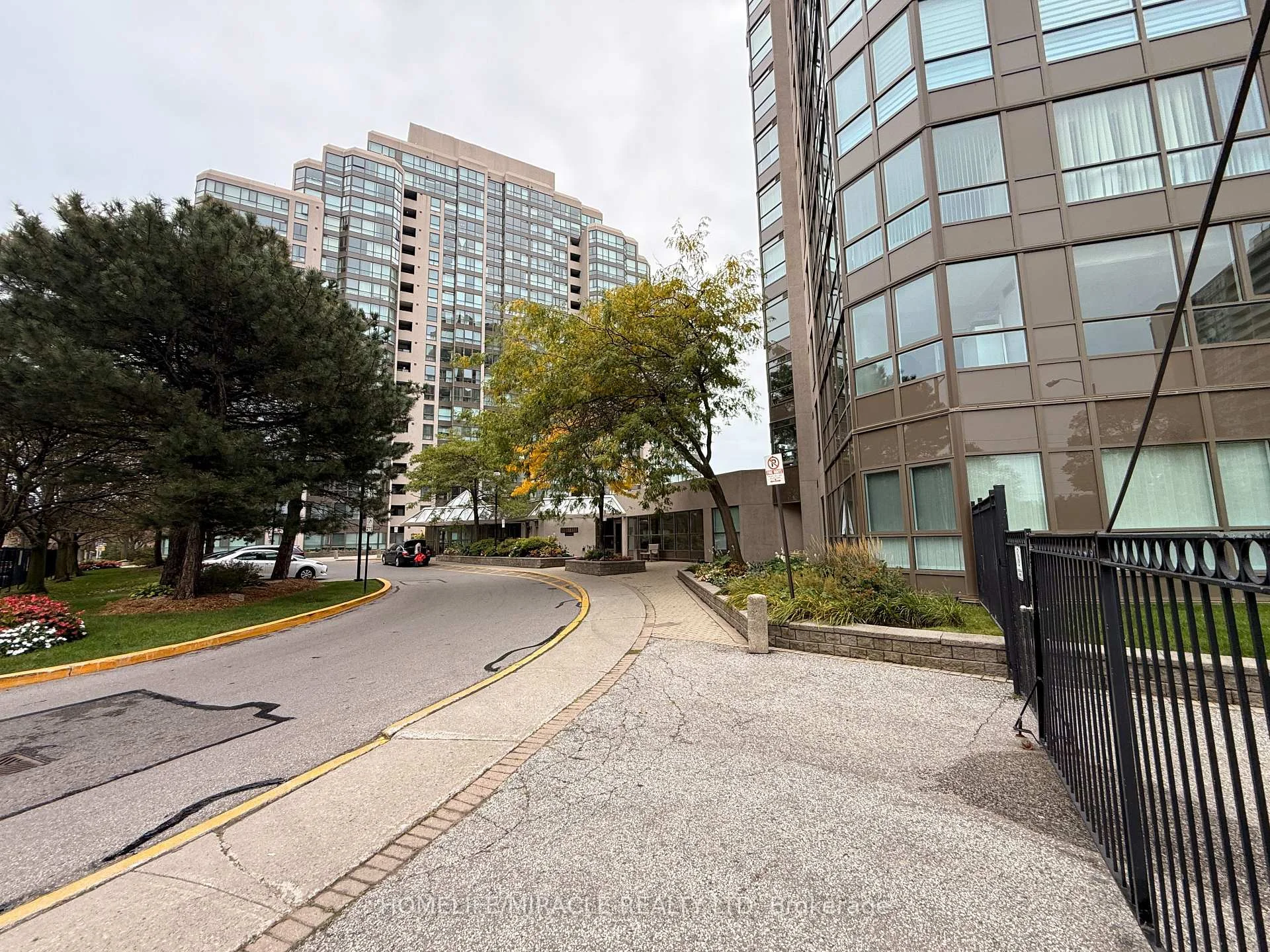 Photo 6 of Unit 802, 3233 Eglinton Avenue E, Scarborough, Scarborough Village — HOMEH