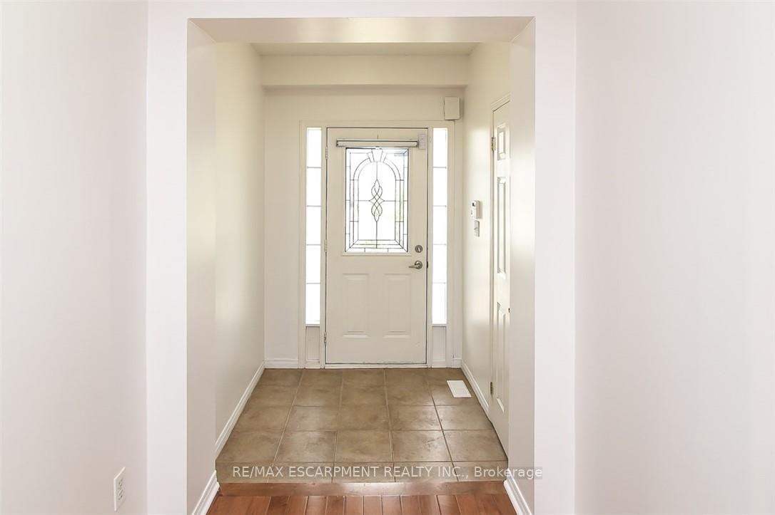 Photo 4 of 37 Cornerstone Drive, Hamilton, Stoney Creek — HOMEH