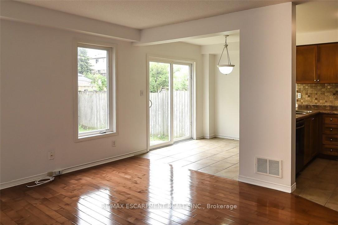 Photo 8 of 37 Cornerstone Drive, Hamilton, Stoney Creek — HOMEH