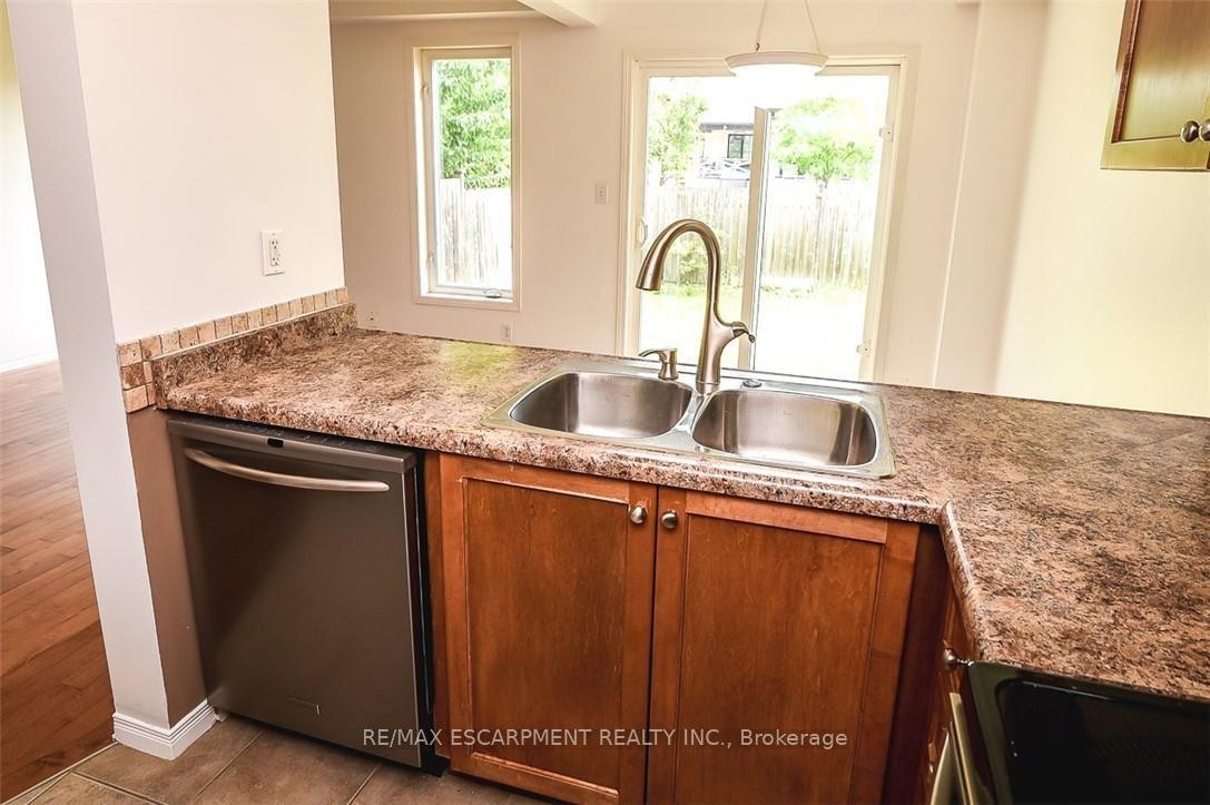 Photo 12 of 37 Cornerstone Drive, Hamilton, Stoney Creek — HOMEH