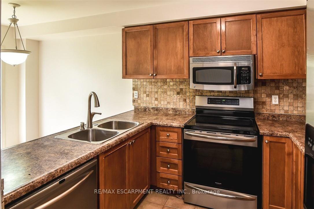 Photo 14 of 37 Cornerstone Drive, Hamilton, Stoney Creek — HOMEH