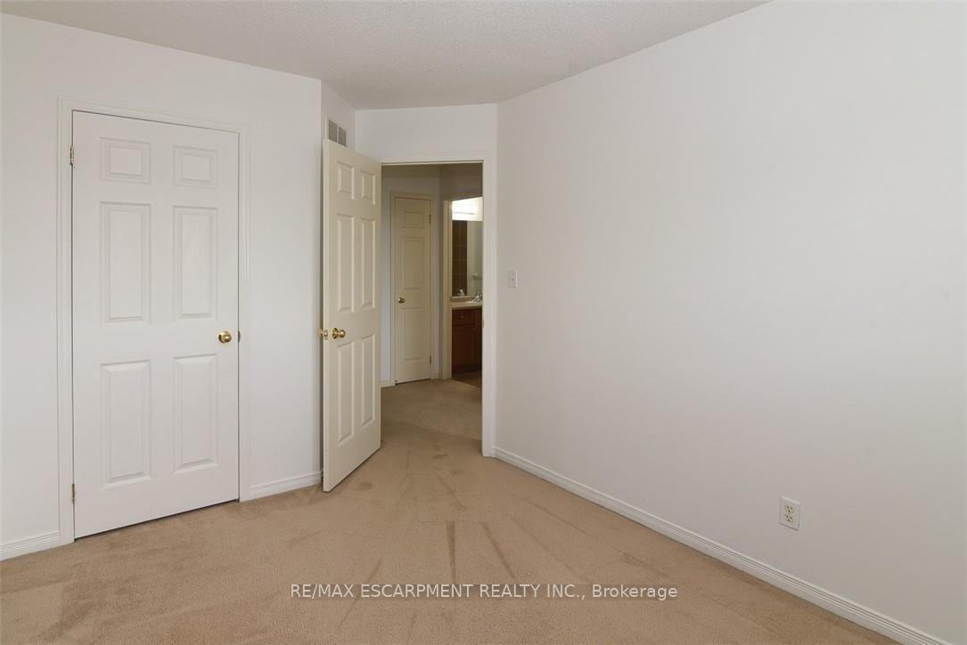 Photo 20 of 37 Cornerstone Drive, Hamilton, Stoney Creek — HOMEH