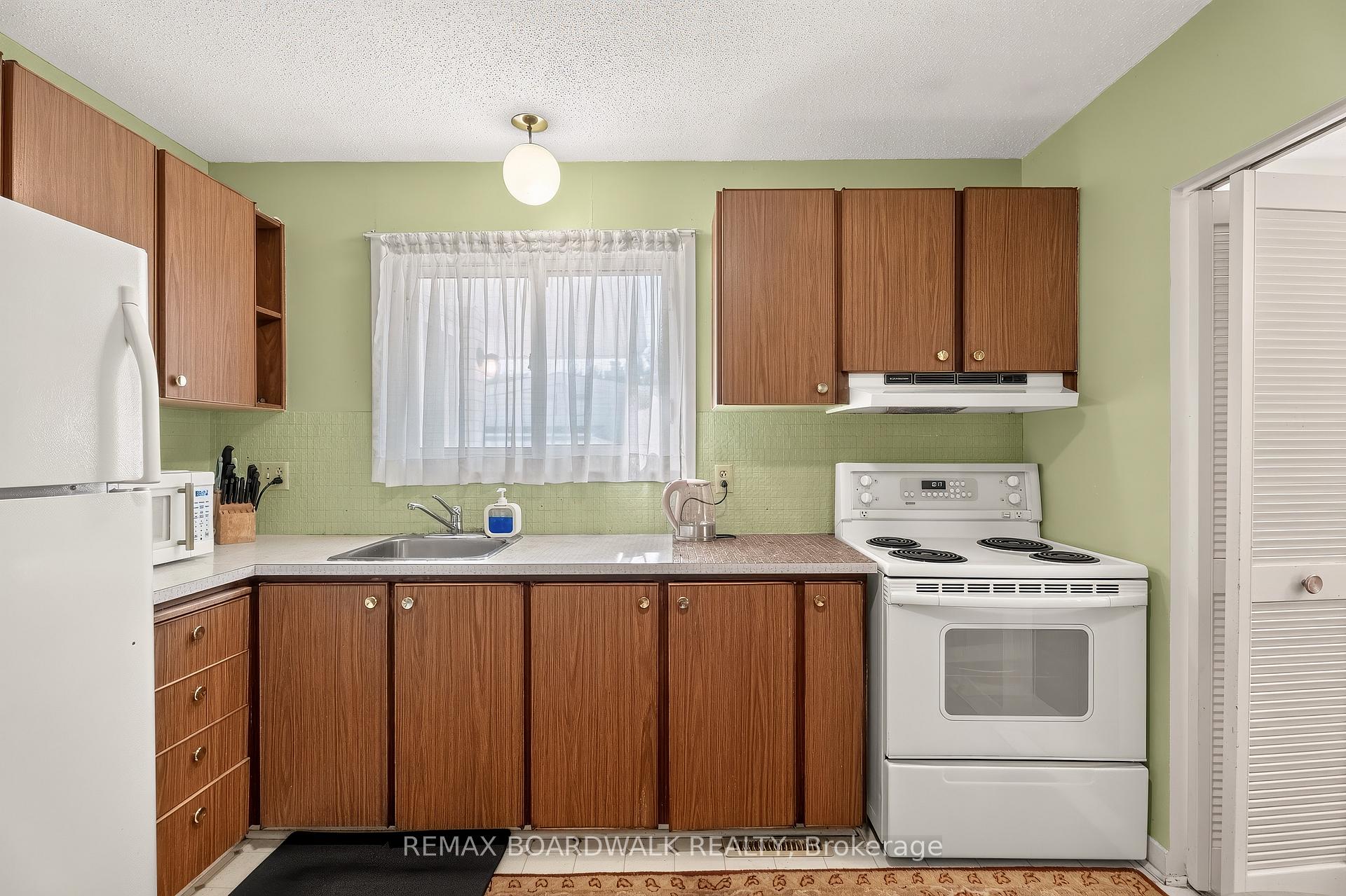 Photo 6 of 7 Charkay Street, Ottawa, Borden Farm/Stewart Farm/Carleton Heights/Parkwood Hills — HOMEH
