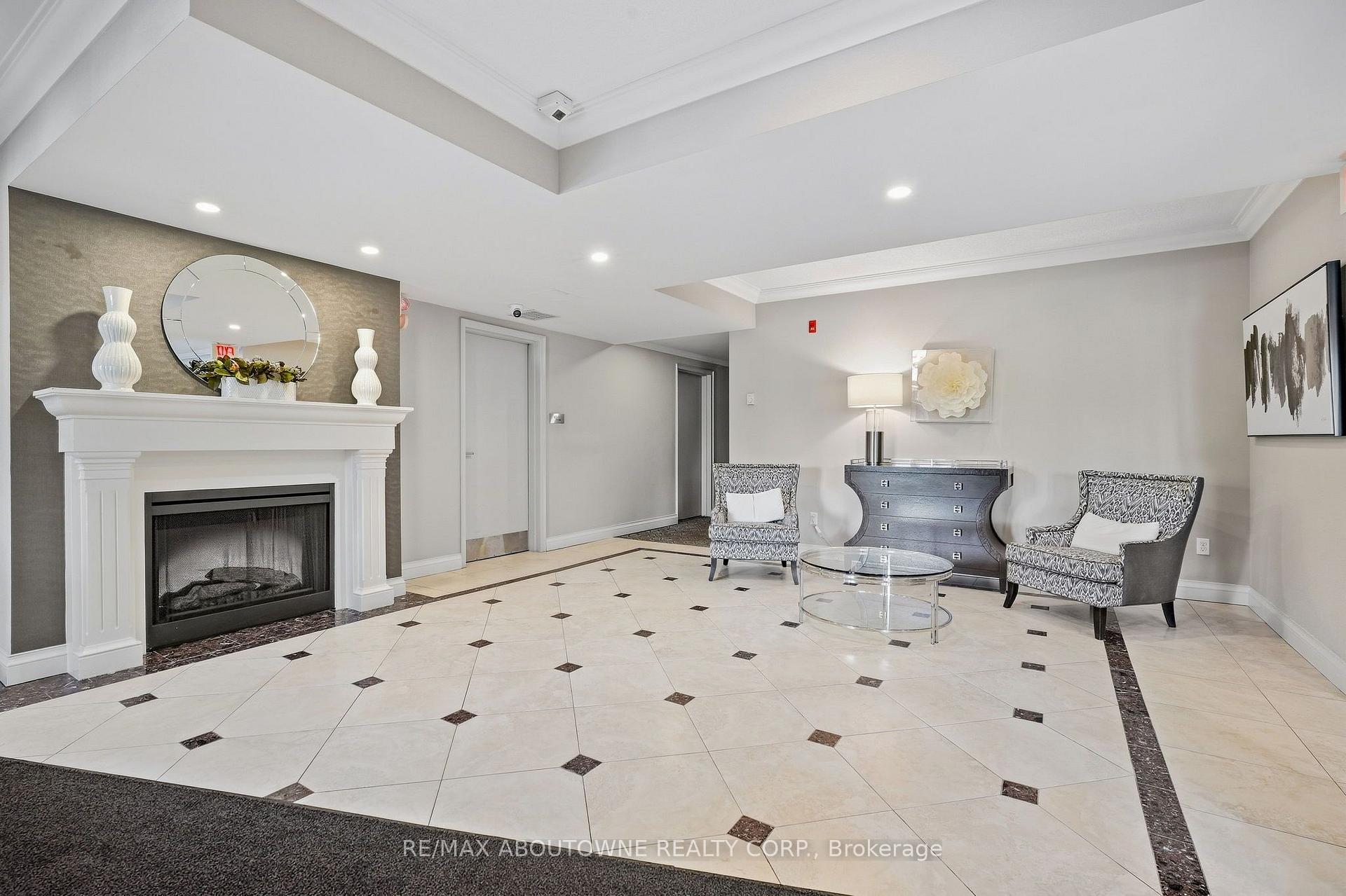 Photo 3 of Unit 301, 390 Upper Middle Road, Oakville, Falgarwood — HOMEH