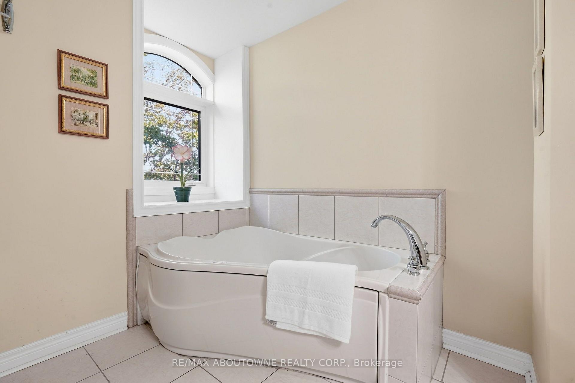 Photo 32 of Unit 301, 390 Upper Middle Road, Oakville, Falgarwood — HOMEH