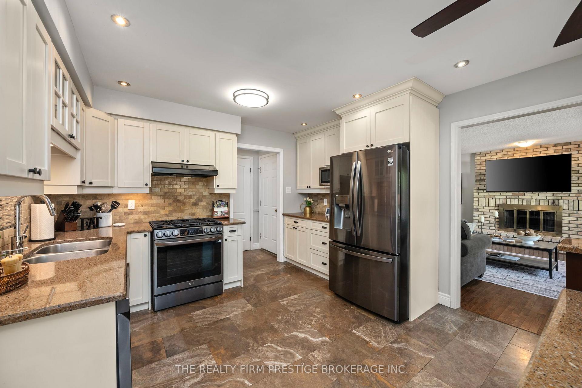 Photo 10 of 49 Whisperwood Crescent, London, South K — HOMEH