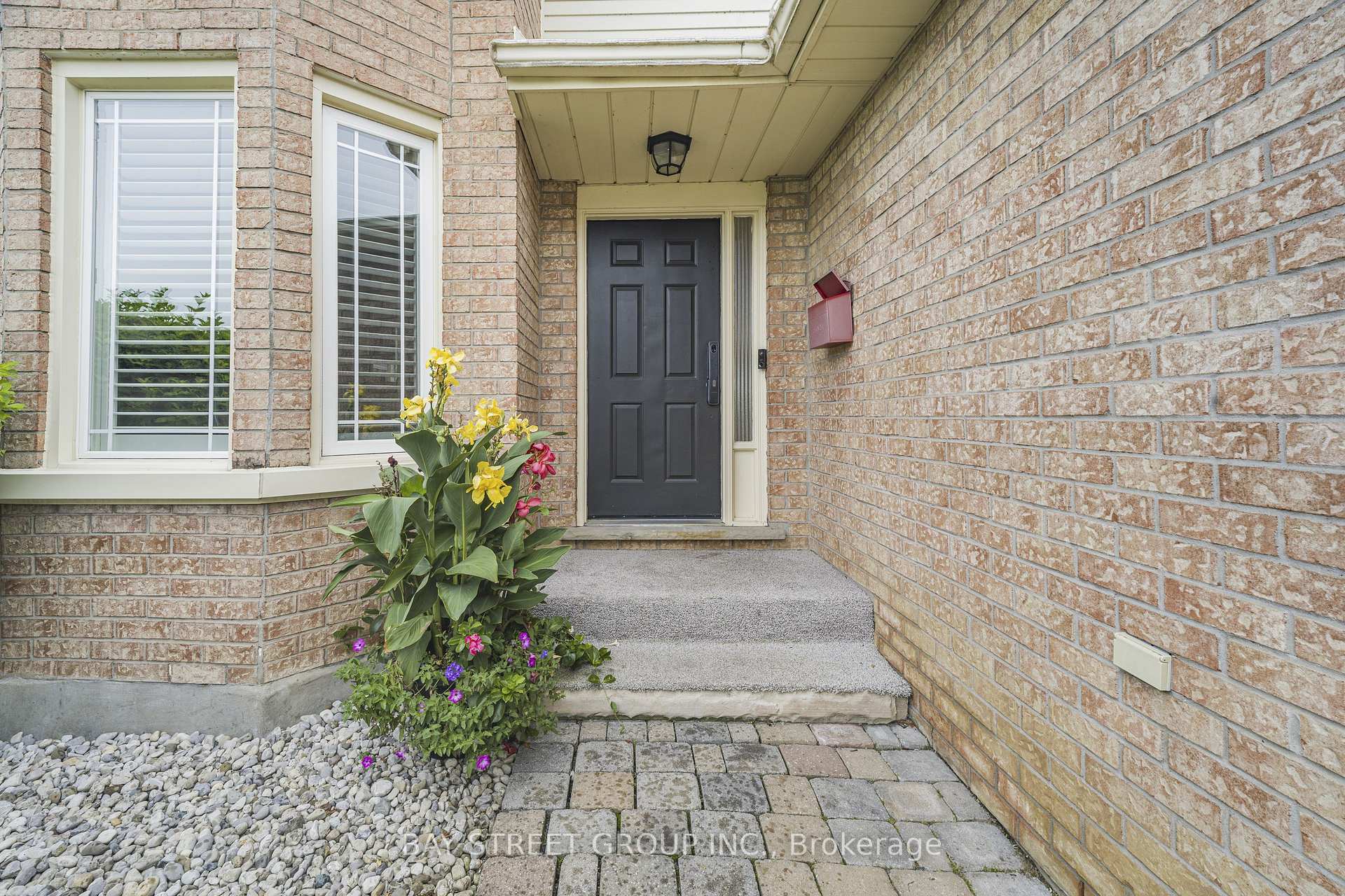 Photo 2 of 11 Coleman Court, Thorold, Confederation Heights — HOMEH