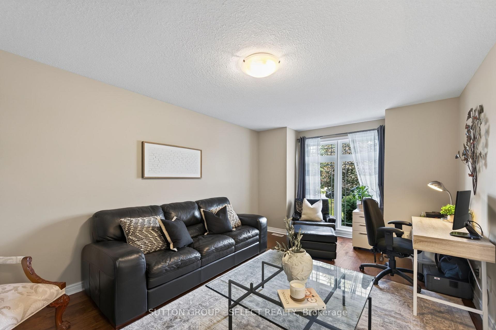 Photo 4 of 3 Fieldstone Crescent N, Middlesex Centre, Komoka — HOMEH