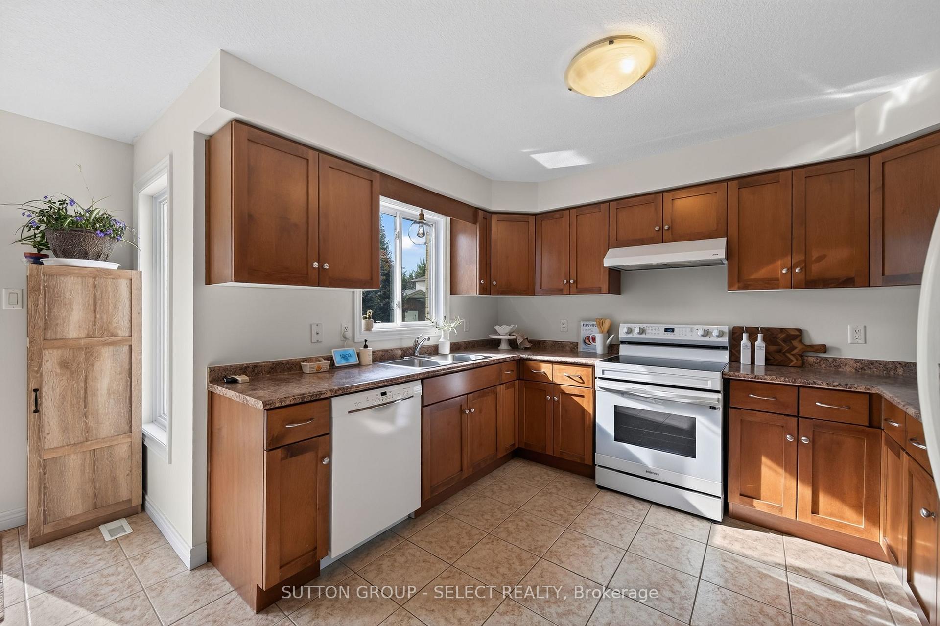 Photo 8 of 3 Fieldstone Crescent N, Middlesex Centre, Komoka — HOMEH