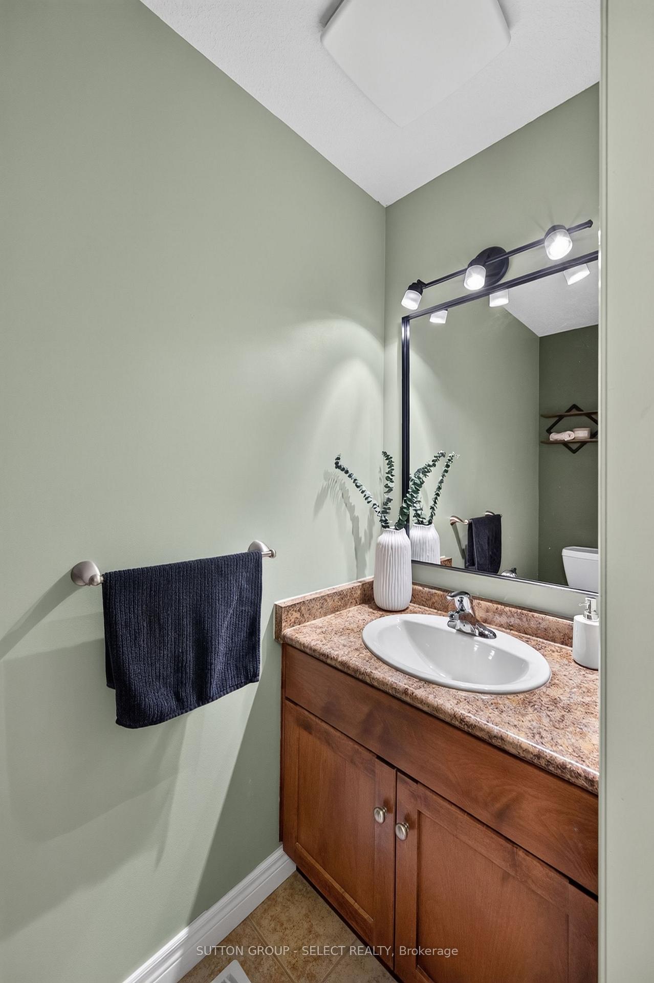 Photo 16 of 3 Fieldstone Crescent N, Middlesex Centre, Komoka — HOMEH