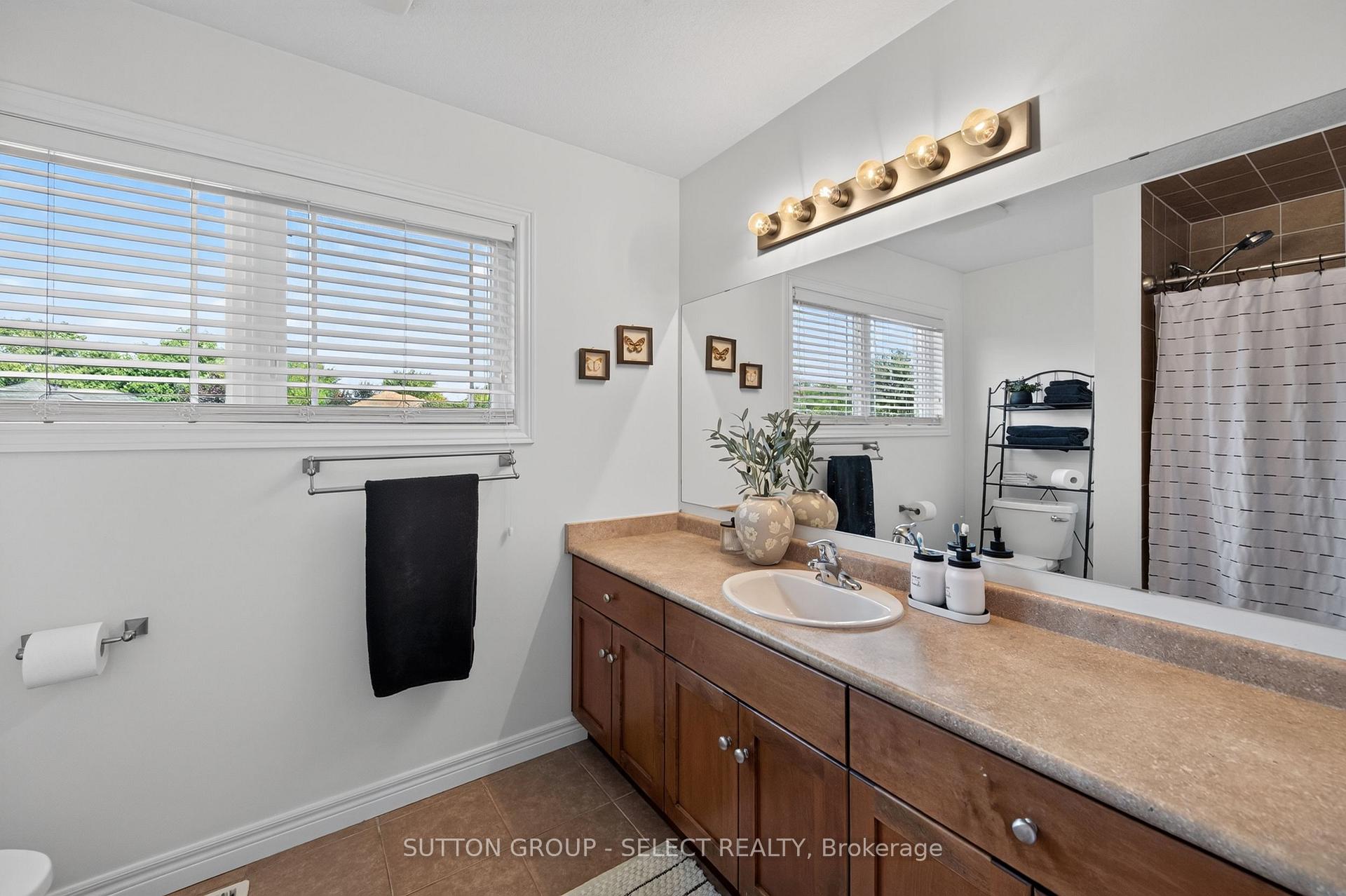 Photo 25 of 3 Fieldstone Crescent N, Middlesex Centre, Komoka — HOMEH