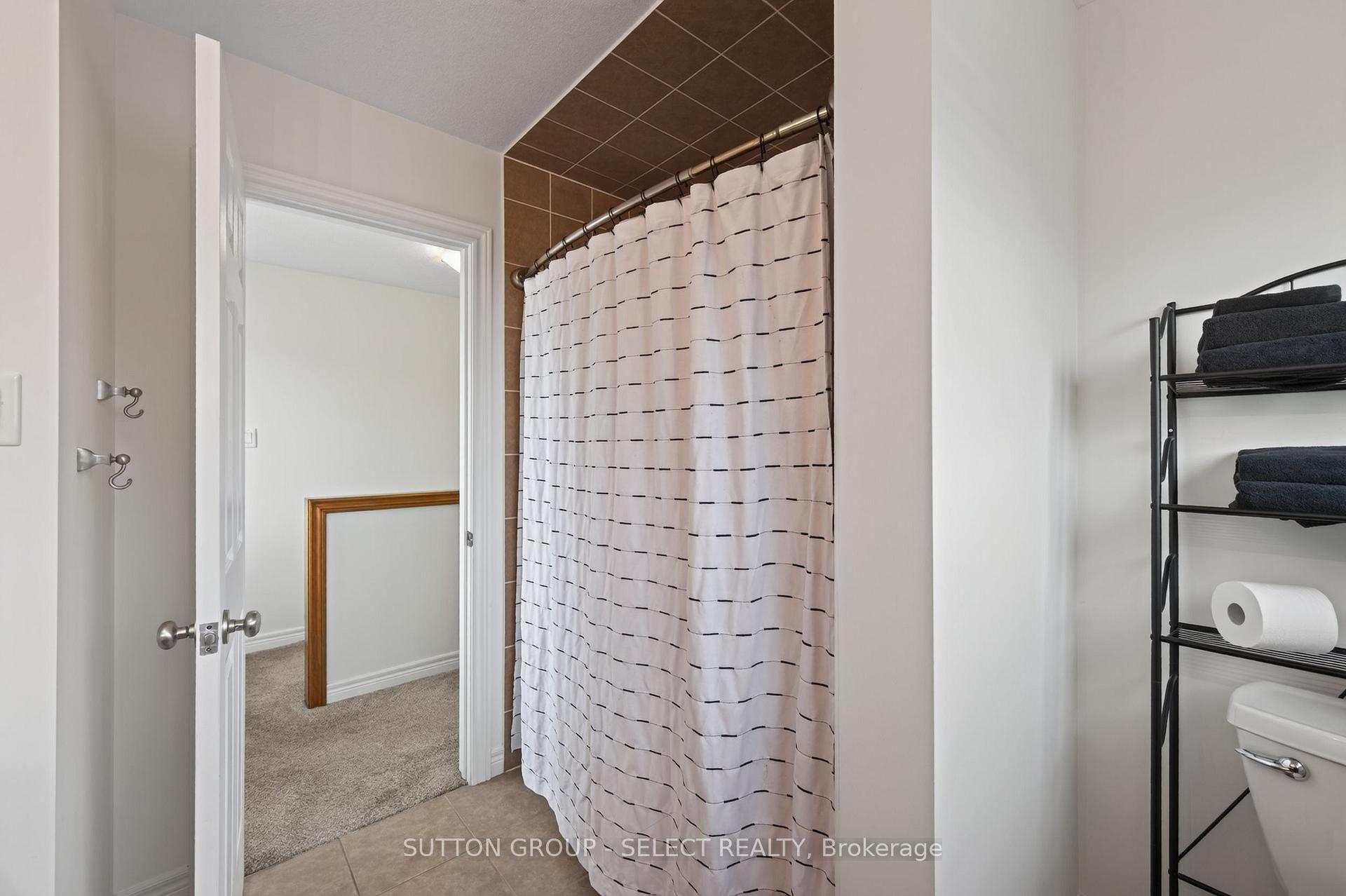 Photo 26 of 3 Fieldstone Crescent N, Middlesex Centre, Komoka — HOMEH