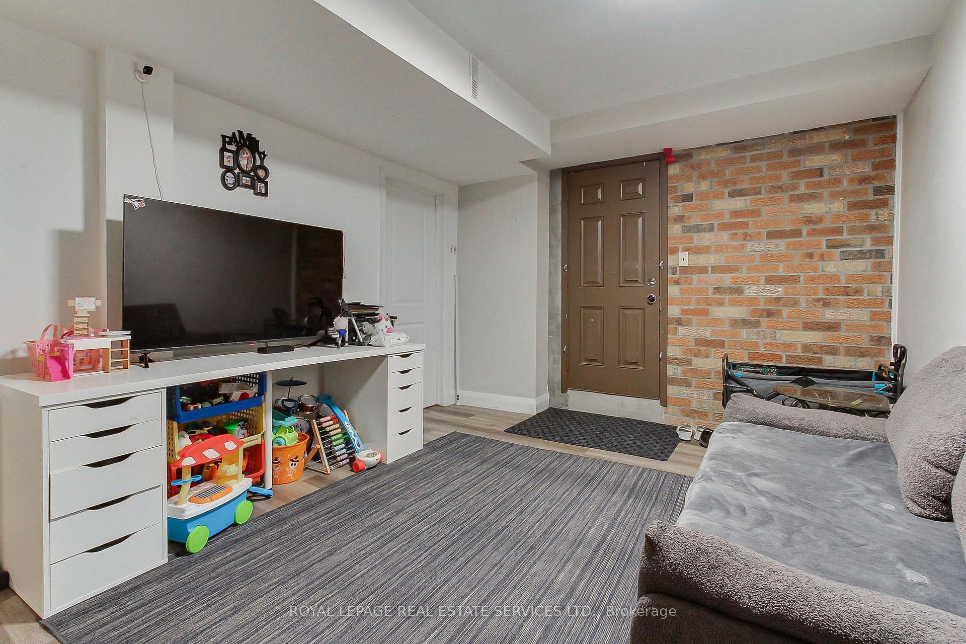 Photo 41 of 190 Benjamin Boake Trail, North York, York University Heights — HOMEH