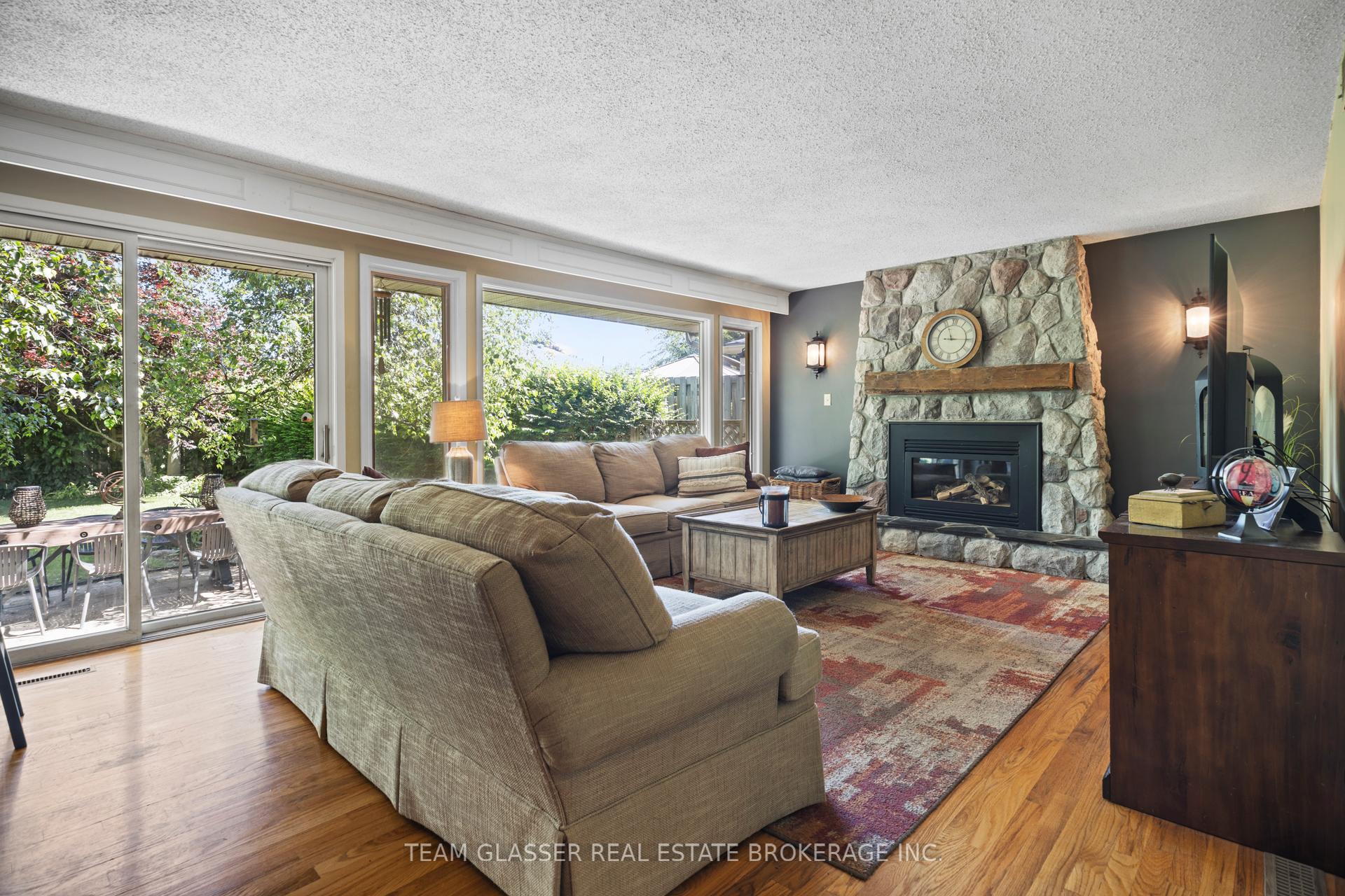 Photo 4 of 20 Parkview Drive, St. Thomas — HOMEH