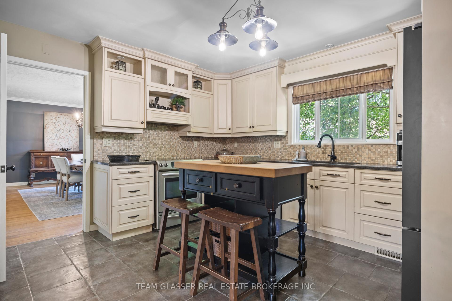 Photo 6 of 20 Parkview Drive, St. Thomas — HOMEH