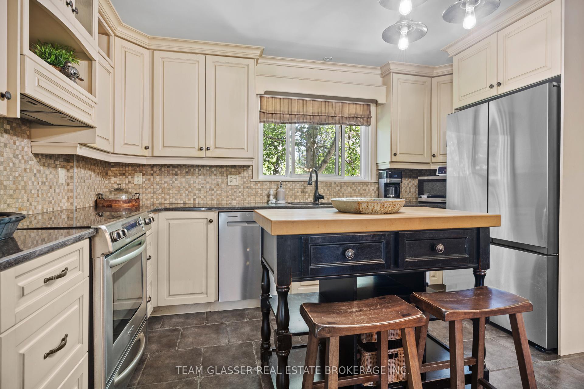 Photo 7 of 20 Parkview Drive, St. Thomas — HOMEH
