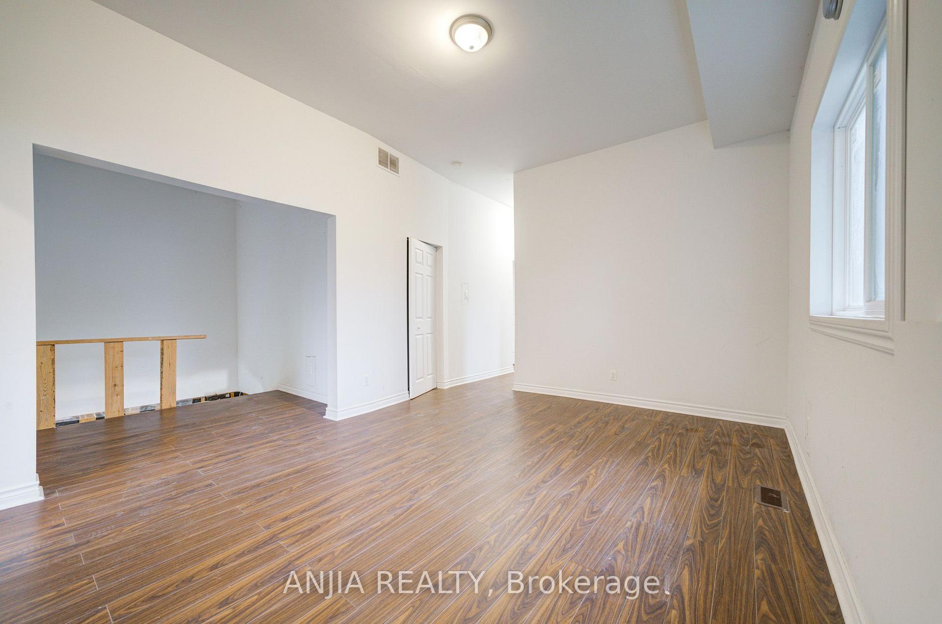 Photo 5 of 27 Jonquil Crescent, Markham, Bullock — HOMEH