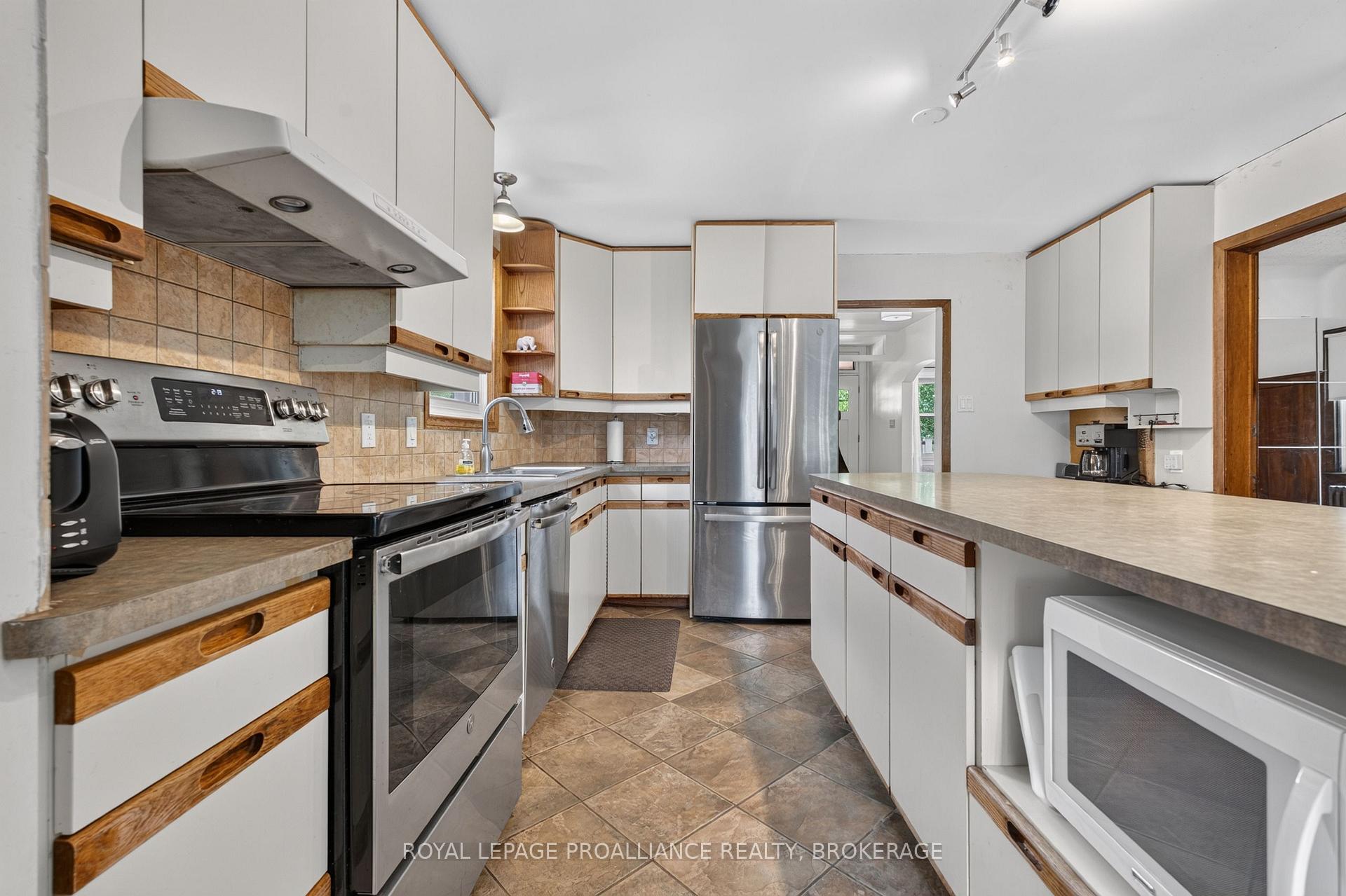 Photo 13 of 130 Macdonnell Street, Kingston, Central City East — HOMEH