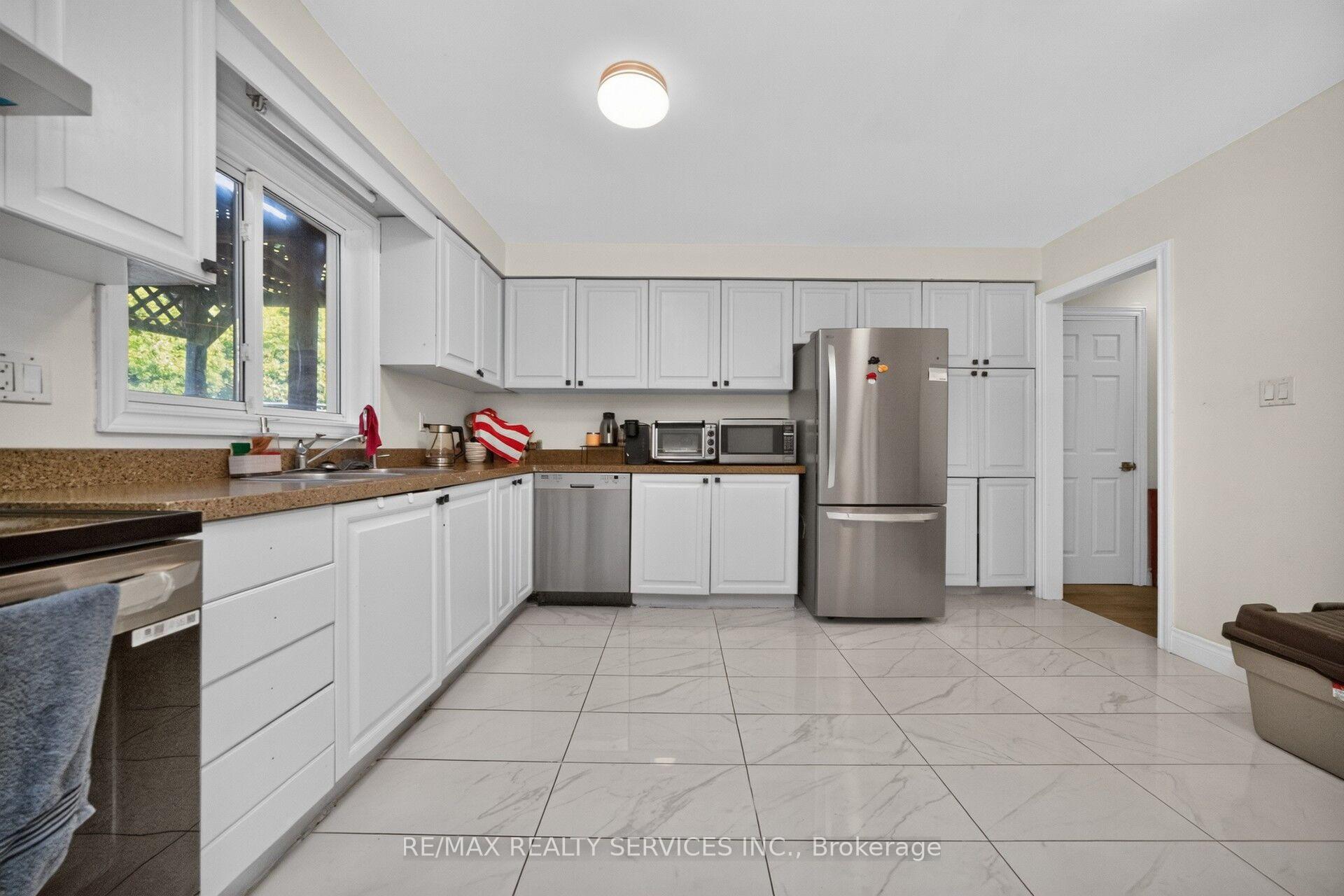 Photo 12 of 115 Amberly Boulevard, Hamilton, Ancaster — HOMEH