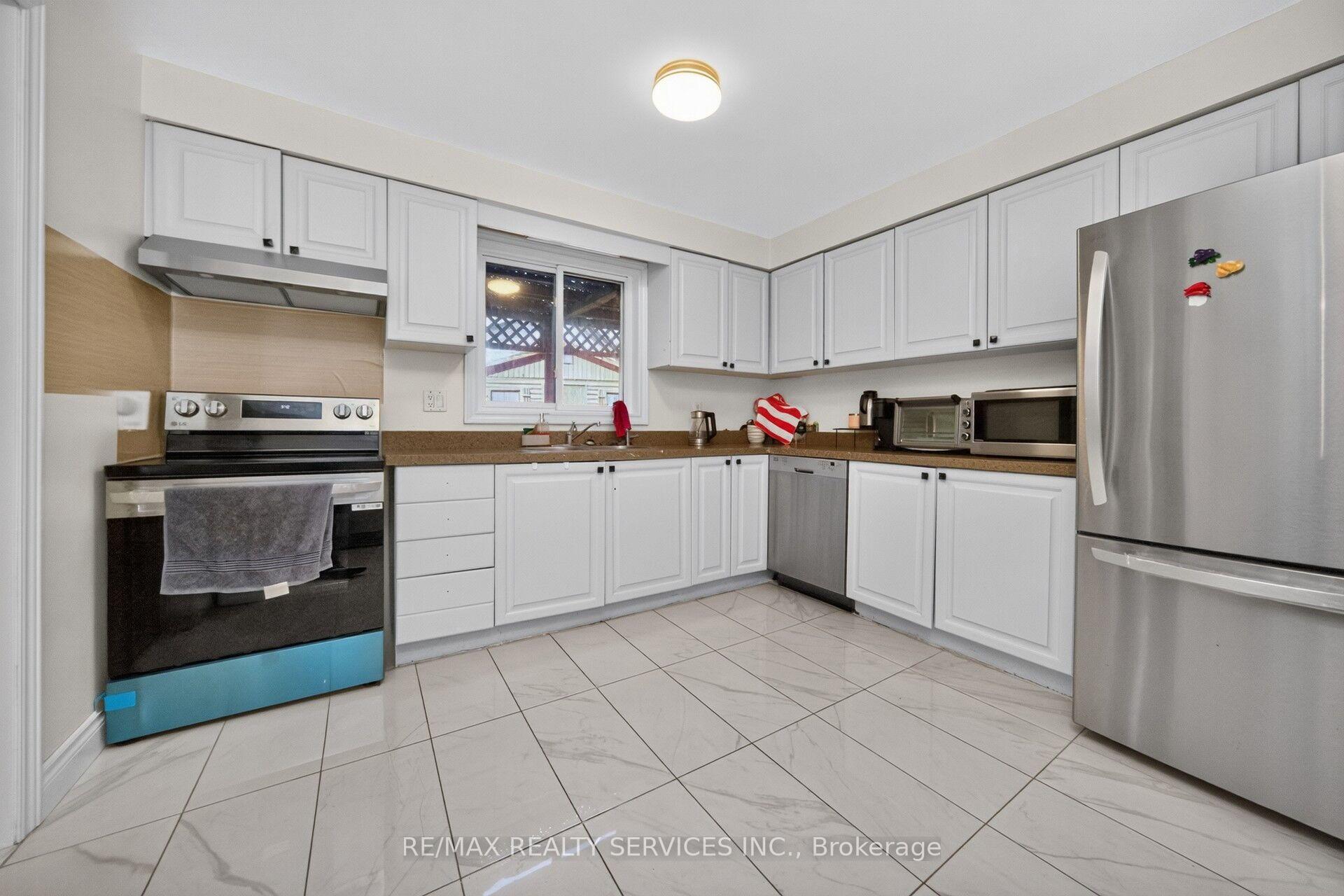 Photo 13 of 115 Amberly Boulevard, Hamilton, Ancaster — HOMEH