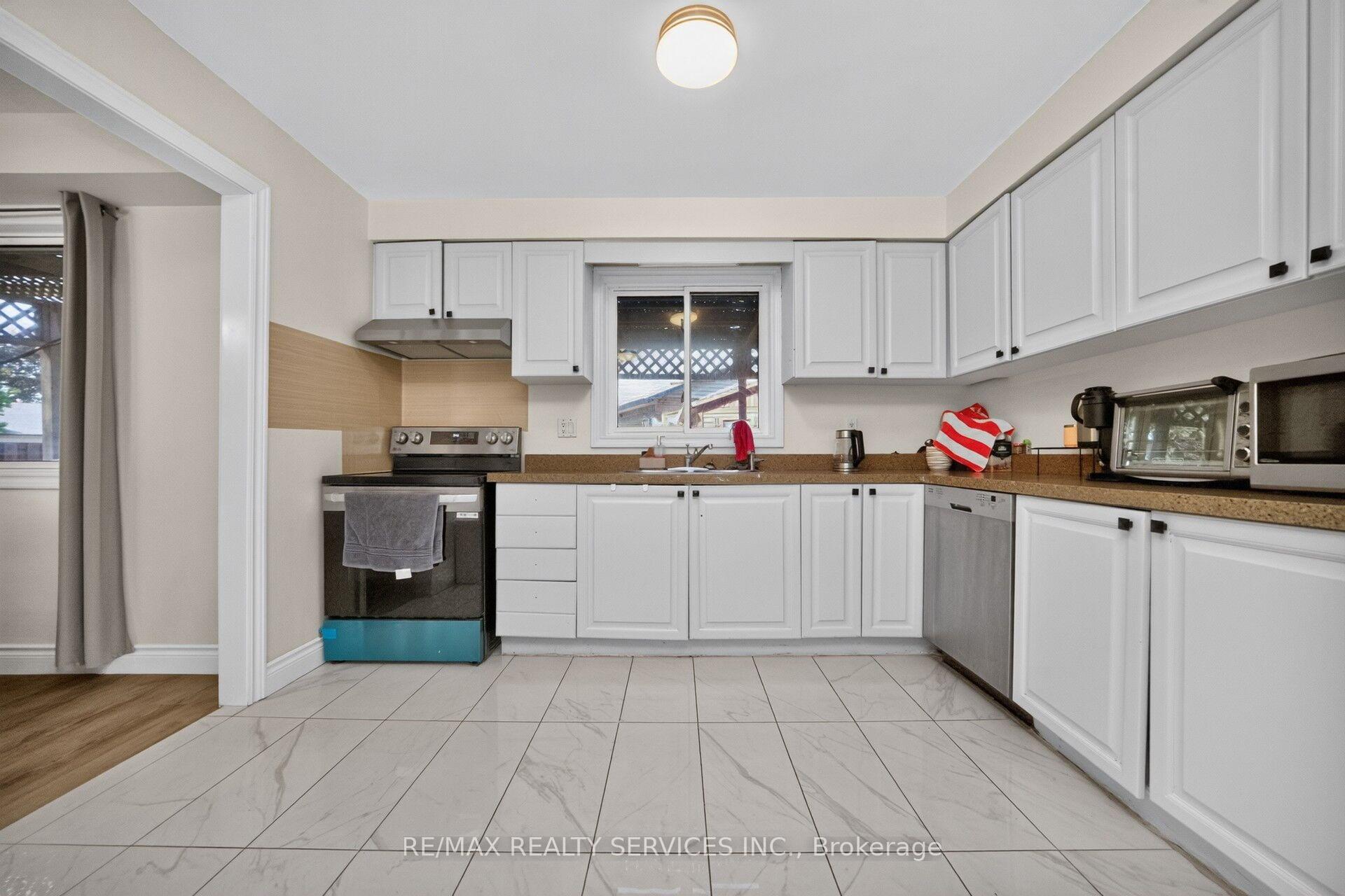 Photo 14 of 115 Amberly Boulevard, Hamilton, Ancaster — HOMEH