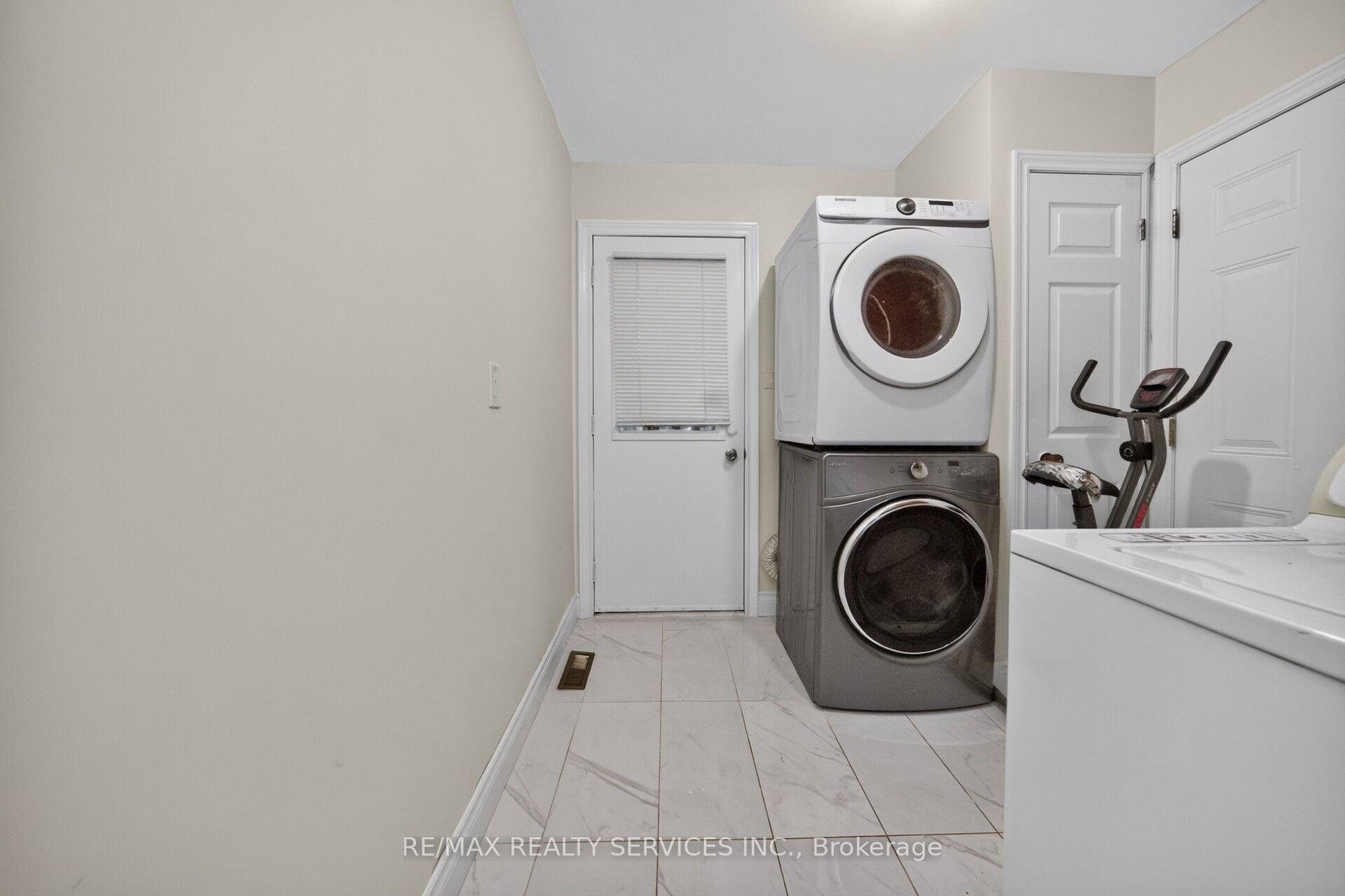 Photo 18 of 115 Amberly Boulevard, Hamilton, Ancaster — HOMEH