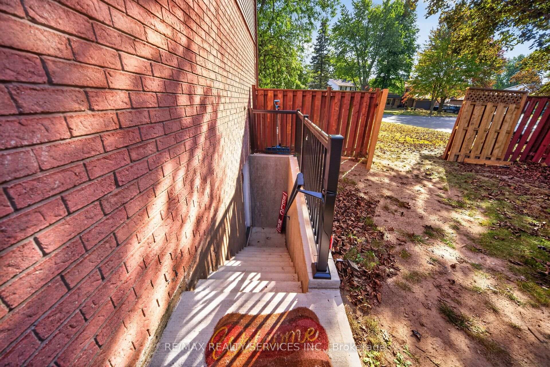 Photo 37 of 115 Amberly Boulevard, Hamilton, Ancaster — HOMEH