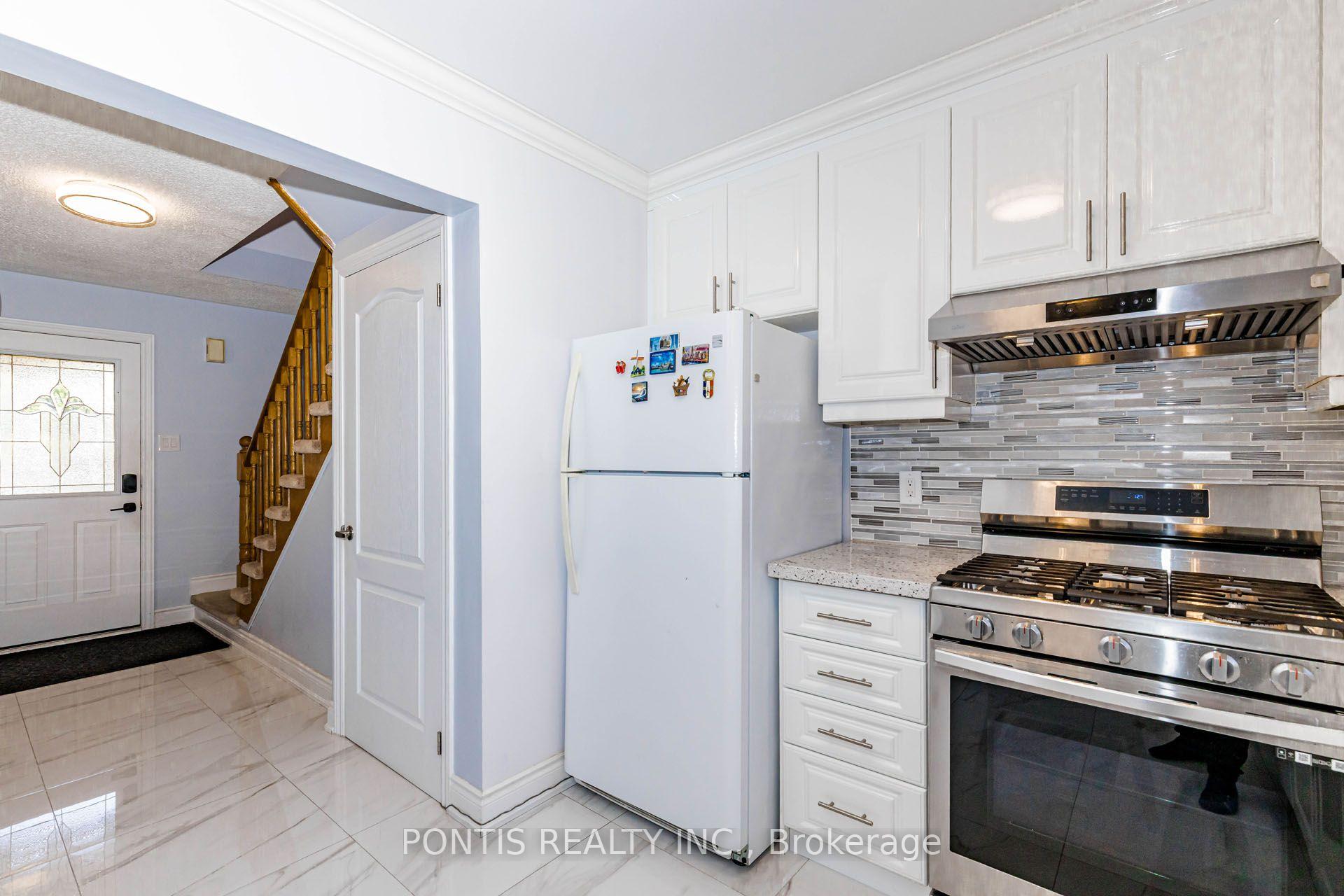 Photo 12 of 6 Calmist Crescent, Brampton, Fletcher's West — HOMEH