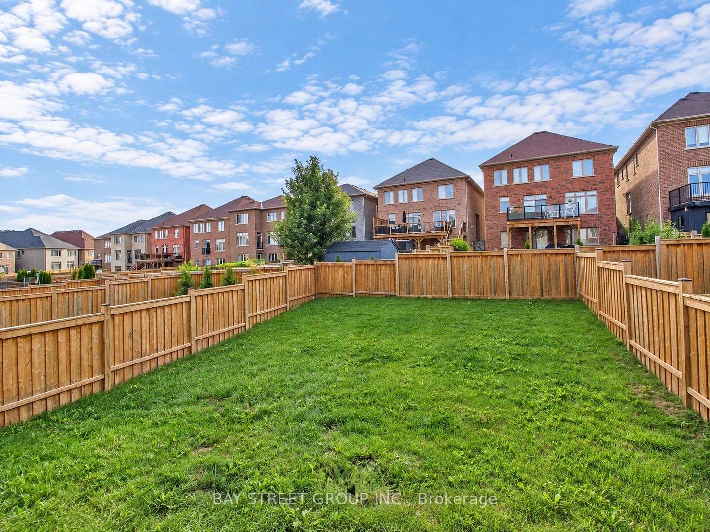 Photo 32 of 22 John Smith Street, East Gwillimbury, Holland Landing — HOMEH