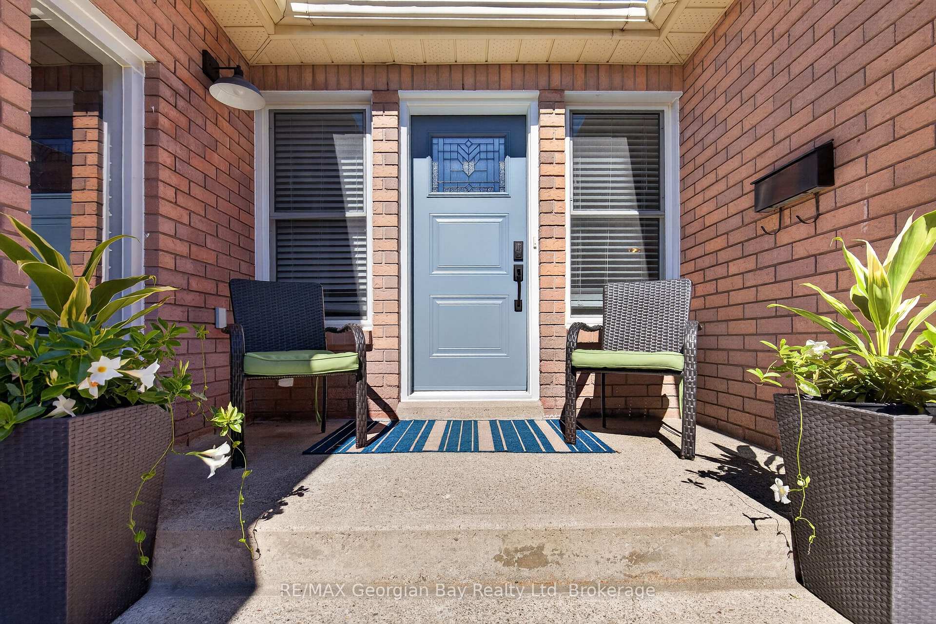 Photo 2 of 988 Victoria Street, Midland — HOMEH