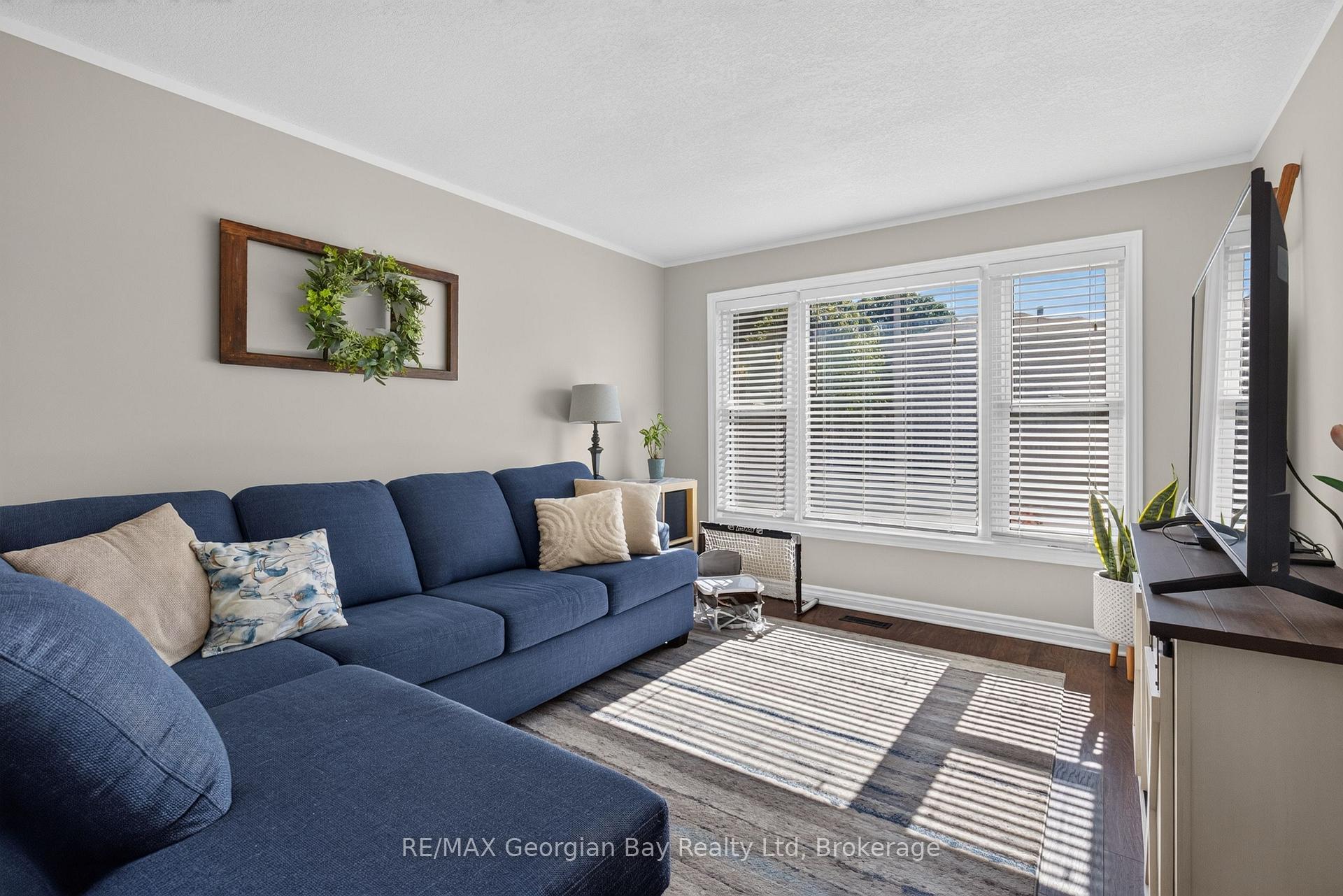 Photo 5 of 988 Victoria Street, Midland — HOMEH